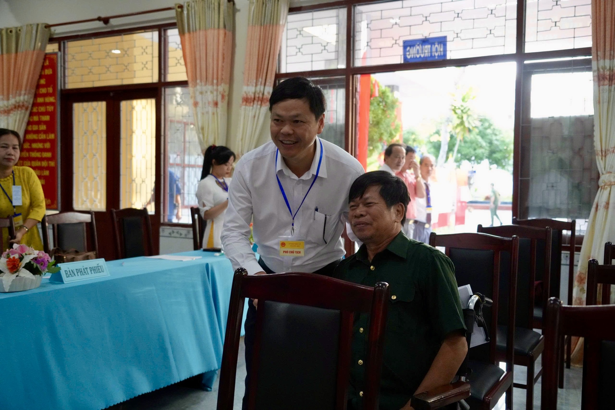 Những người l&iacute;nh đặc biệt trong ng&agrave;y bầu cử - Ảnh 12.