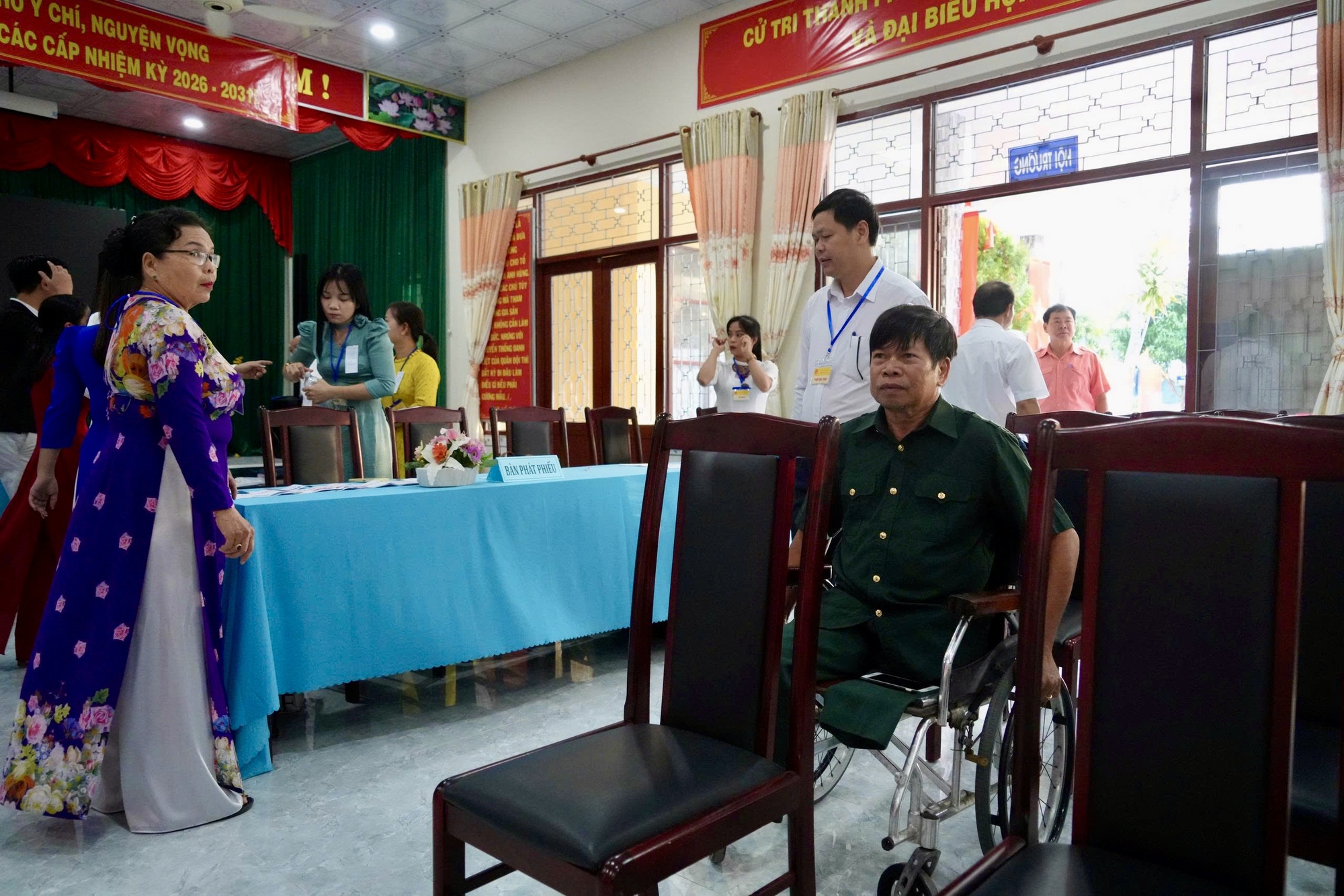 Những người l&iacute;nh đặc biệt trong ng&agrave;y bầu cử - Ảnh 2.