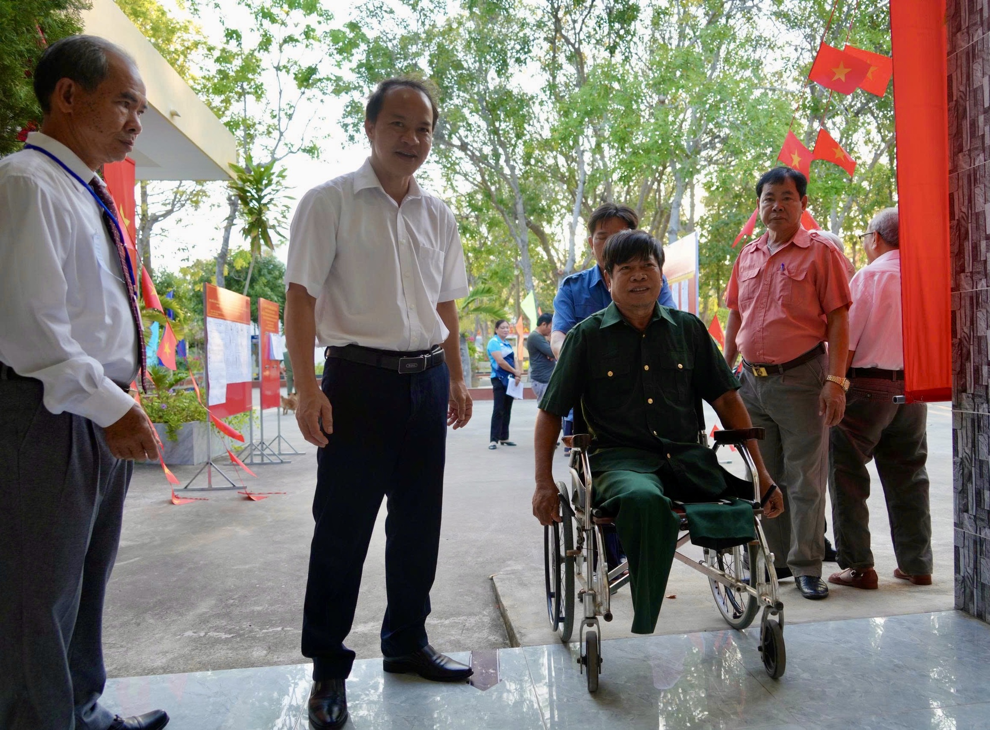 Những người l&iacute;nh đặc biệt trong ng&agrave;y bầu cử - Ảnh 4.