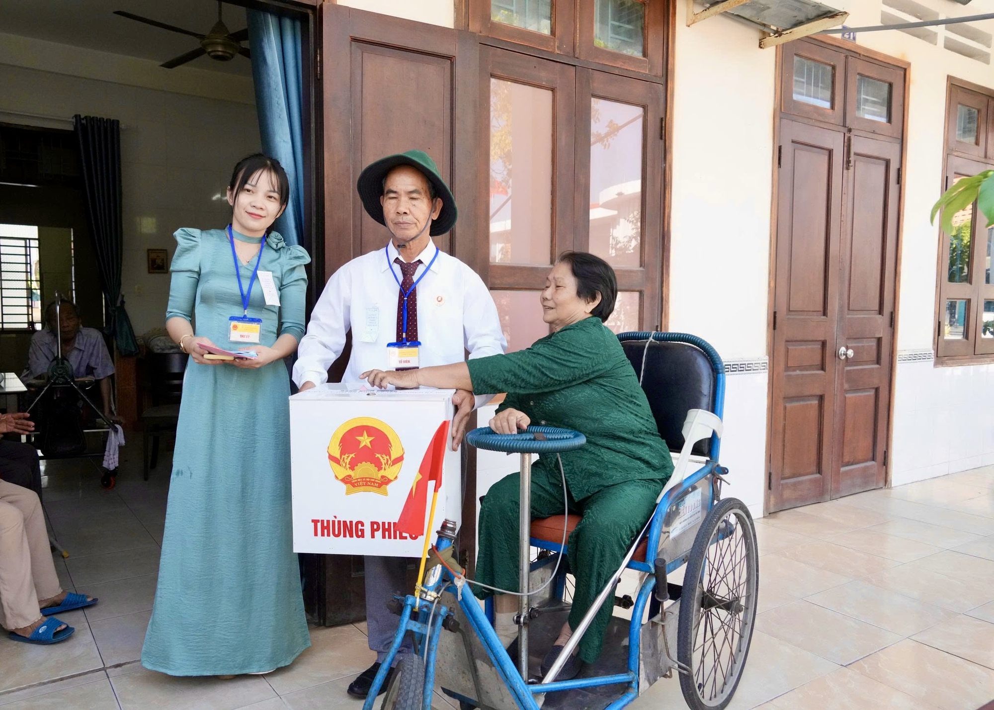 Những người l&iacute;nh đặc biệt trong ng&agrave;y bầu cử - Ảnh 6.