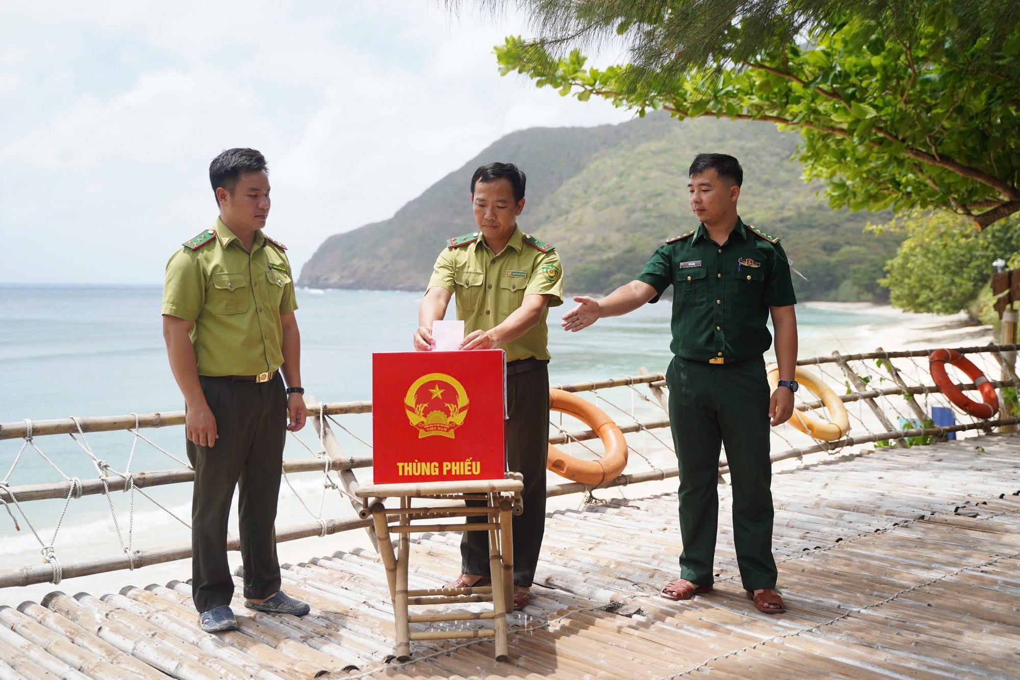 Vượt s&oacute;ng đưa th&ugrave;ng phiếu đến cử tri: Quyền bầu cử kh&ocirc;ng bi&ecirc;n giới - Ảnh 9.