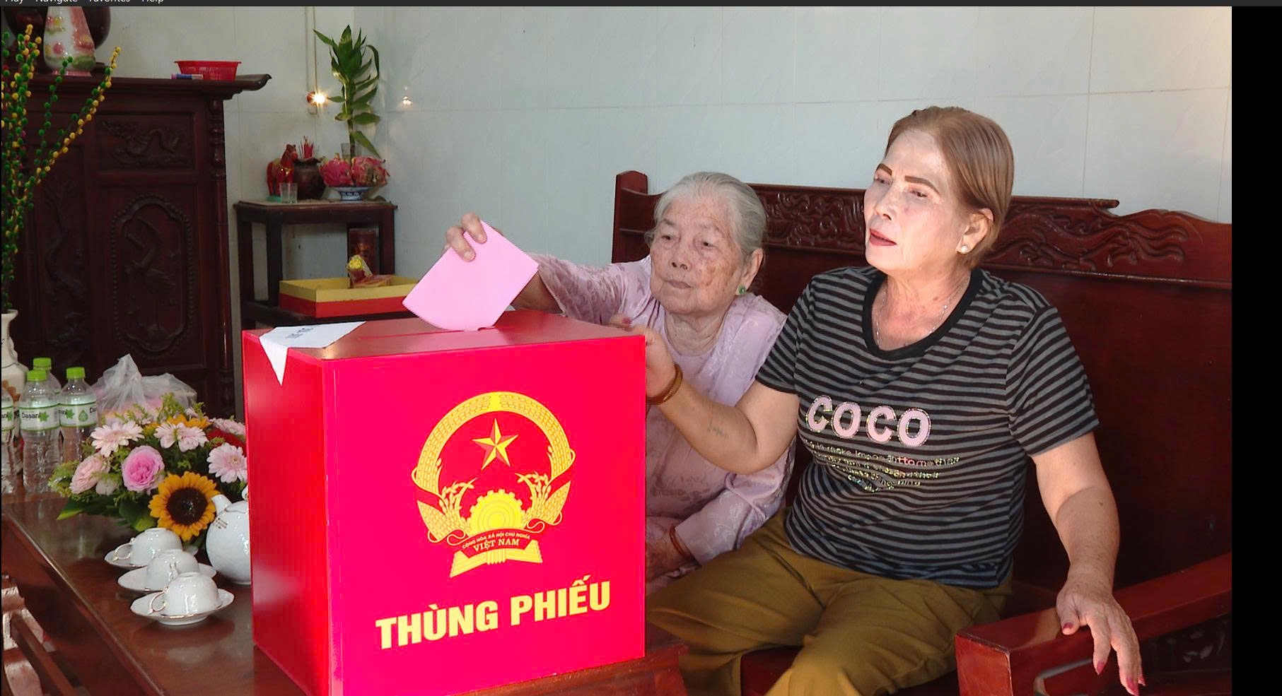 Vượt s&oacute;ng đưa th&ugrave;ng phiếu đến cử tri: Quyền bầu cử kh&ocirc;ng bi&ecirc;n giới - Ảnh 7.