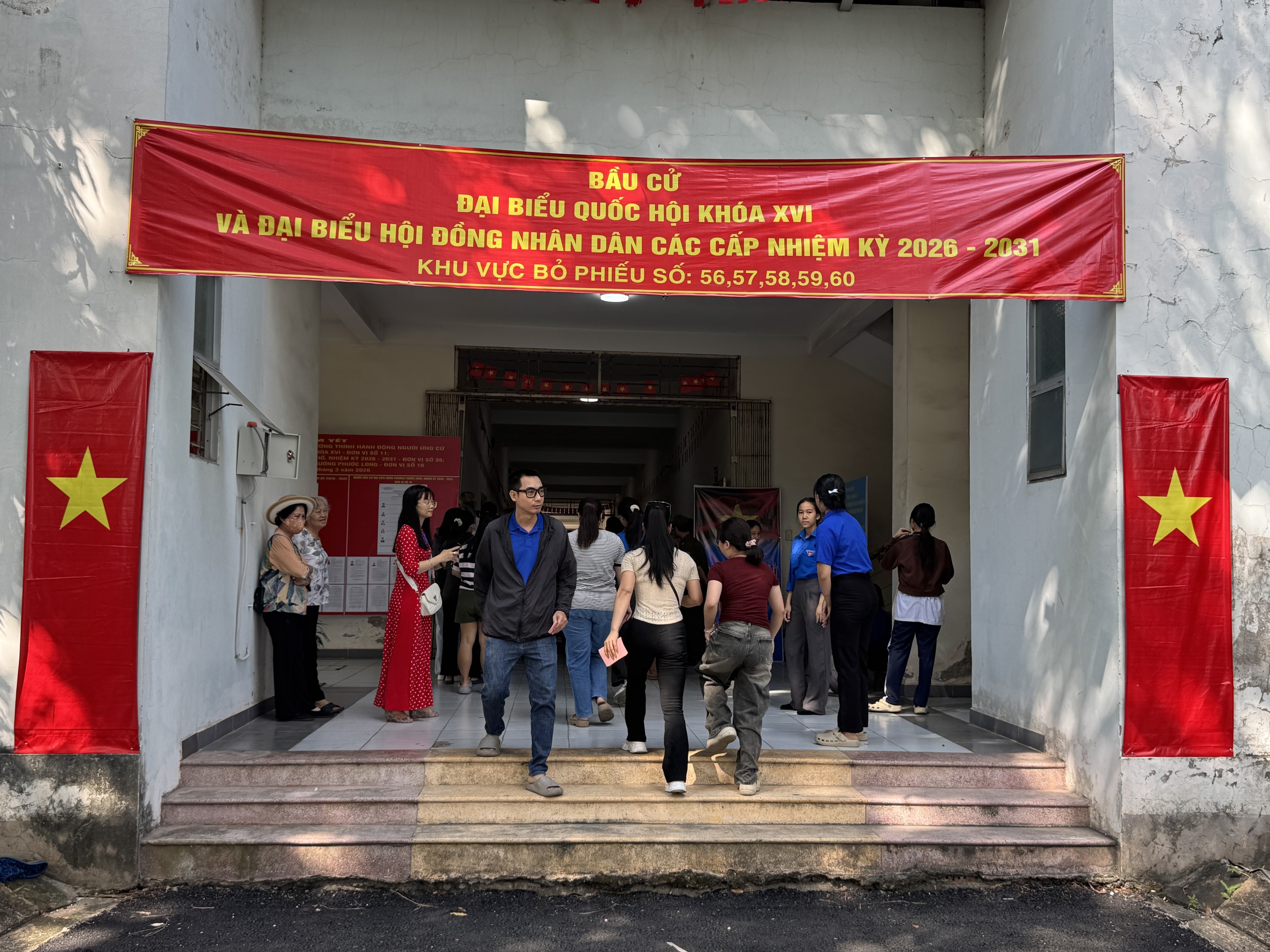  Lá phiếu đầu đời của cử tri trẻ TPHCM - Ảnh 1.