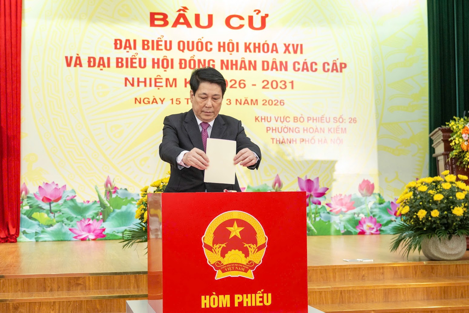 Tổng Bí thư Tô Lâm bỏ phiếu tại phường Ba Đình - Ảnh 1.