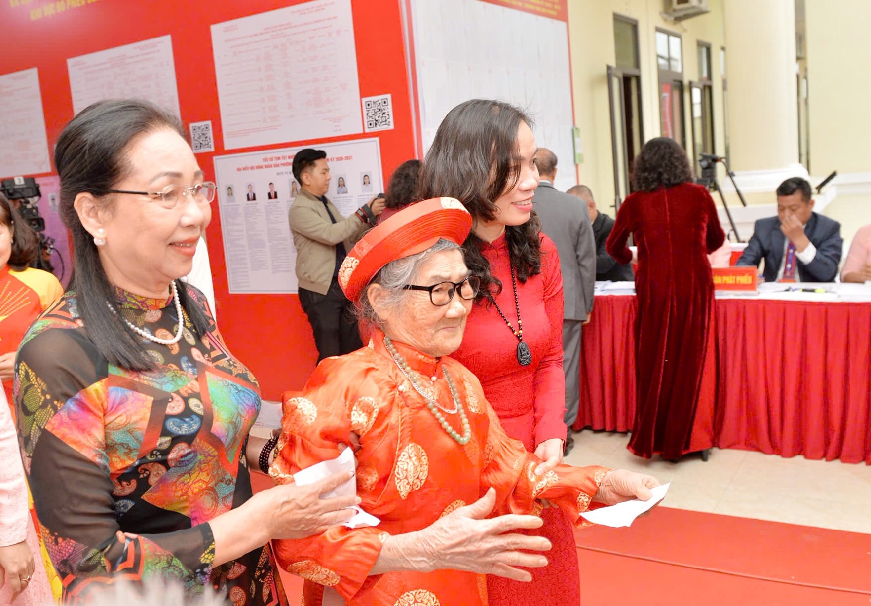 Cử tri cao tuổi Hải Phòng gương mẫu đi bỏ phiếu sớm trong bầu cử 2026 - Ảnh 2. Cử tri cao tuổi Hải Phòng gương mẫu đi bỏ phiếu sớm trong bầu cử 2026 - Ảnh 2.