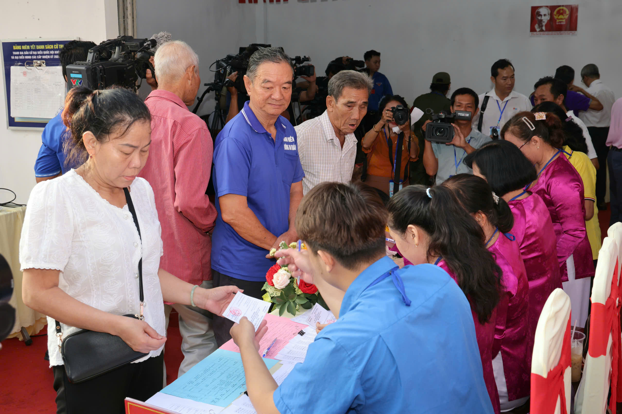 Cử tri TP Cần Thơ , Vĩnh Long nô nức đi bầu cử trong không khí phấn khởi - Ảnh 11.