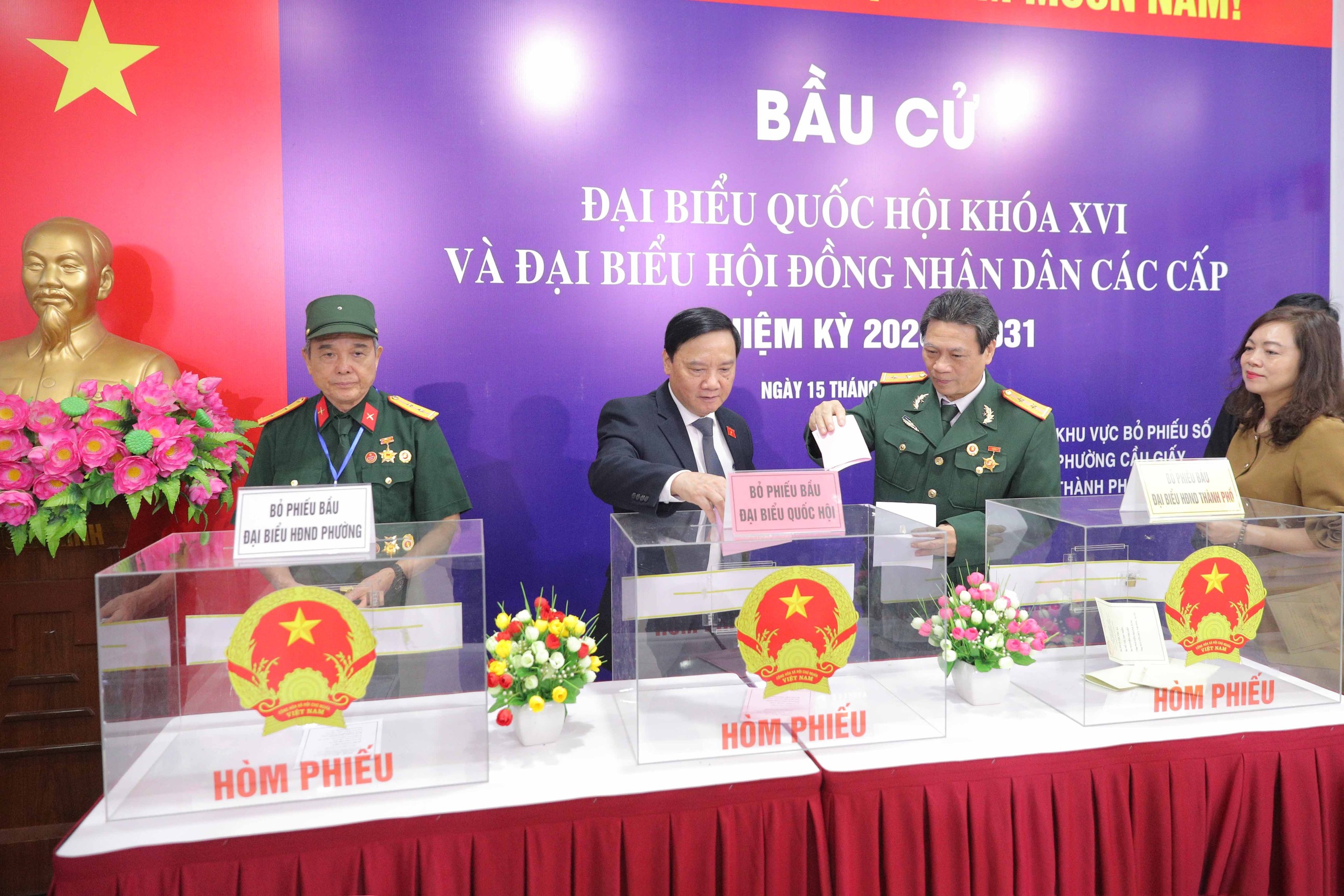 Tổng Bí thư Tô Lâm bỏ phiếu tại phường Ba Đình - Ảnh 1.