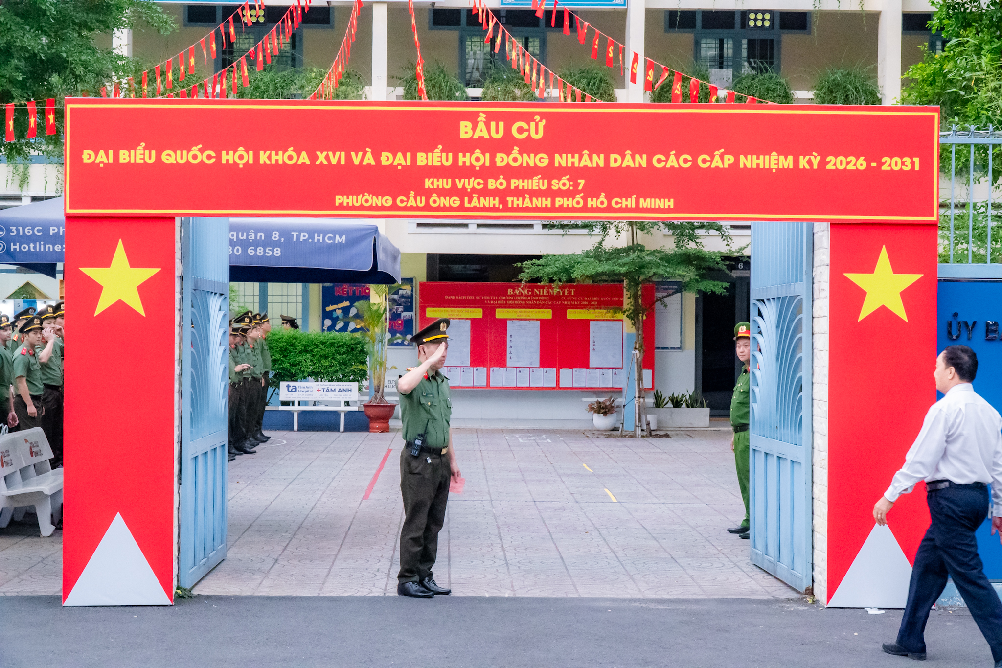 VIDEO: Cử tri trẻ háo hức đi bỏ phiếu, lần đầu tiên được “check in” bầu cử - Ảnh 9.