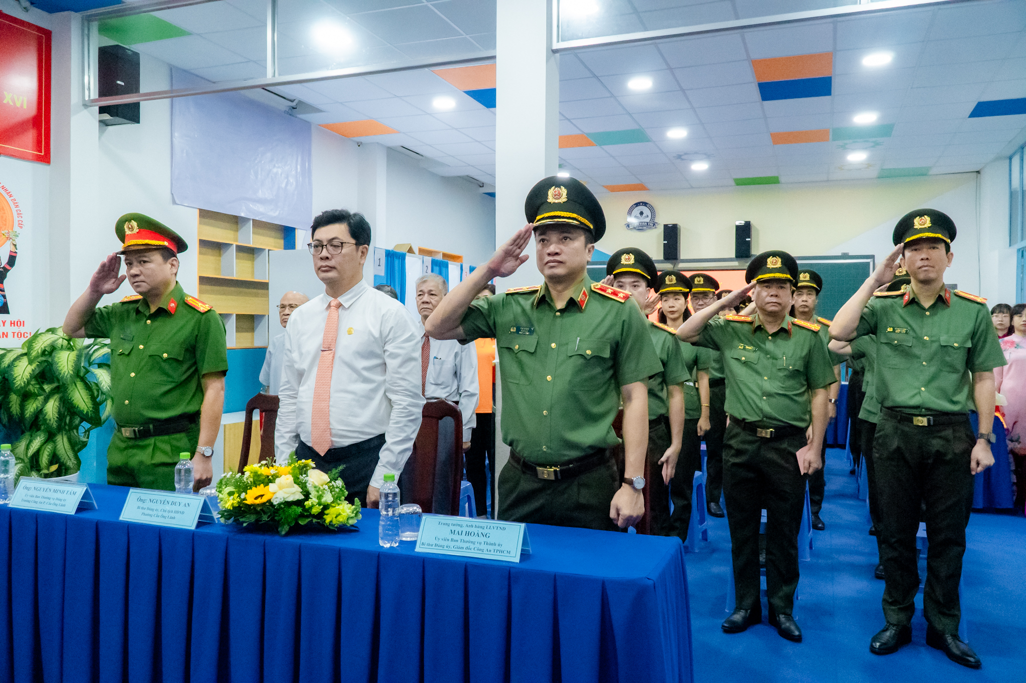 VIDEO: Cử tri trẻ háo hức đi bỏ phiếu, lần đầu tiên được “check in” bầu cử - Ảnh 10.