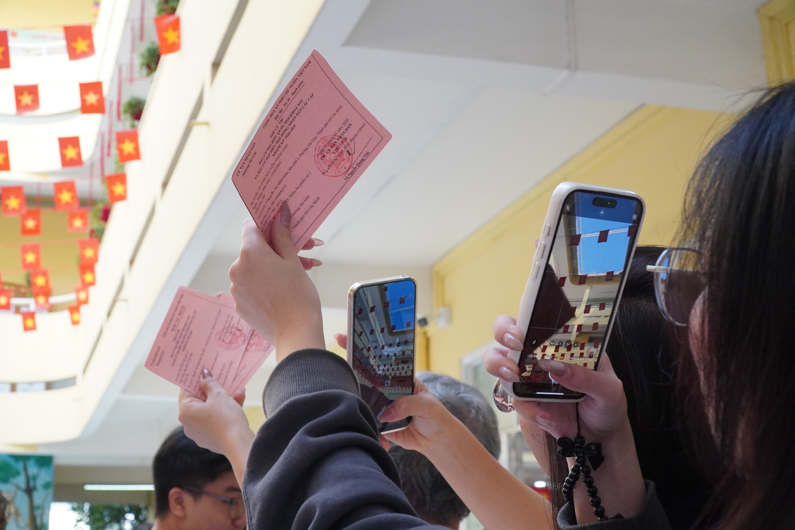 VIDEO: Cử tri trẻ háo hức đi bỏ phiếu, lần đầu tiên được “check in” bầu cử - Ảnh 6.