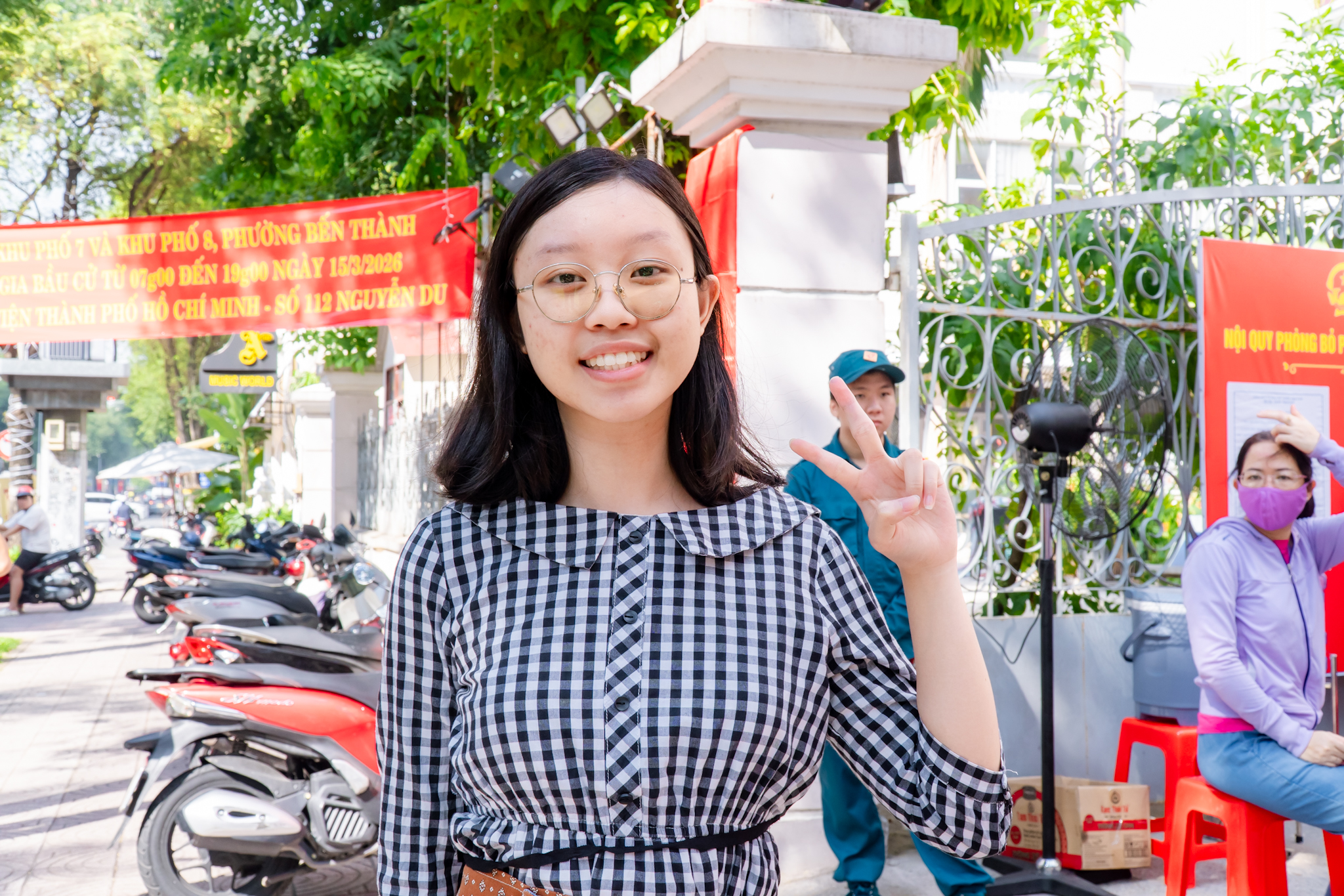 VIDEO: Cử tri trẻ háo hức đi bỏ phiếu, lần đầu tiên được “check in” bầu cử - Ảnh 12.