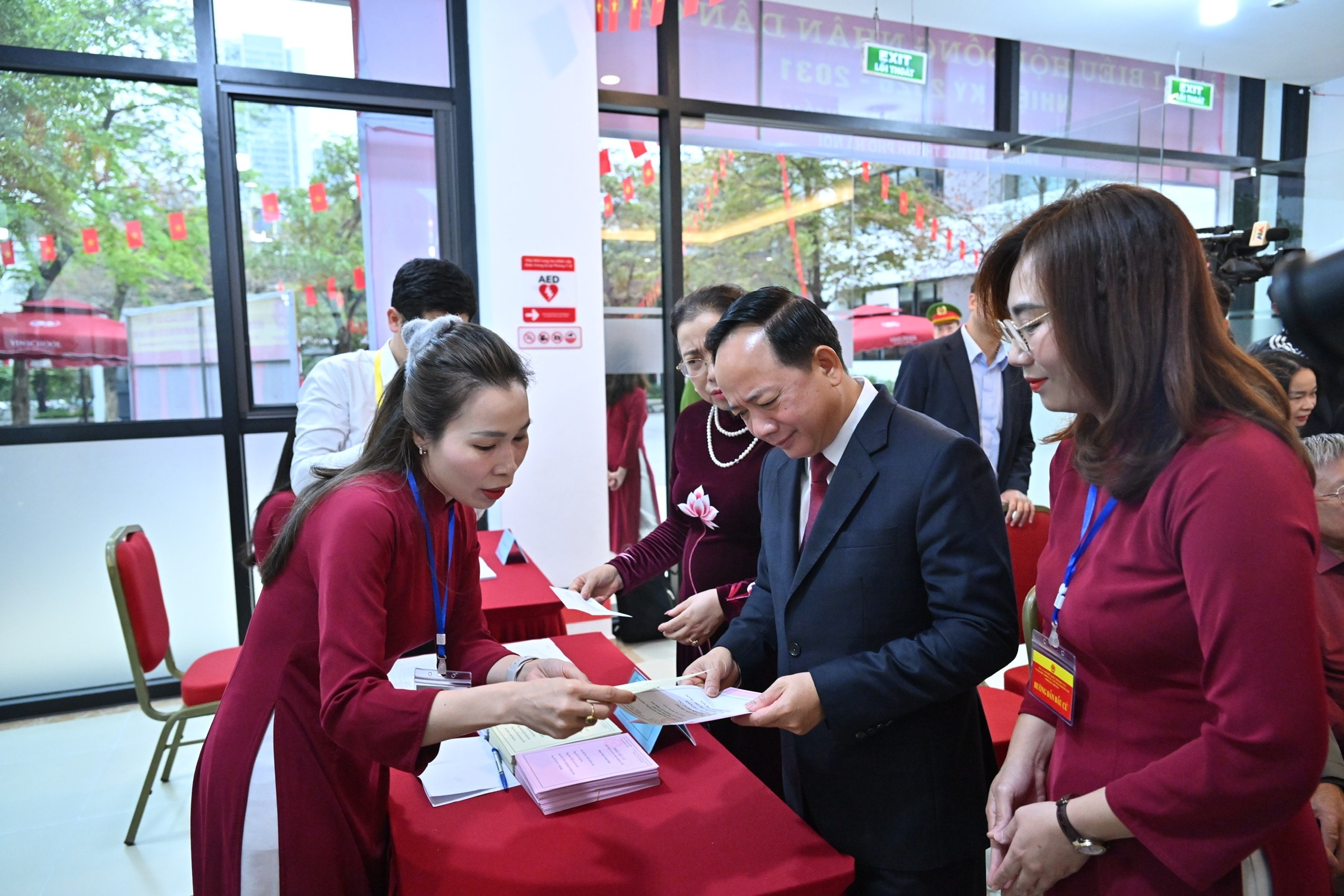 Tổng Bí thư Tô Lâm bỏ phiếu tại phường Ba Đình - Ảnh 1.