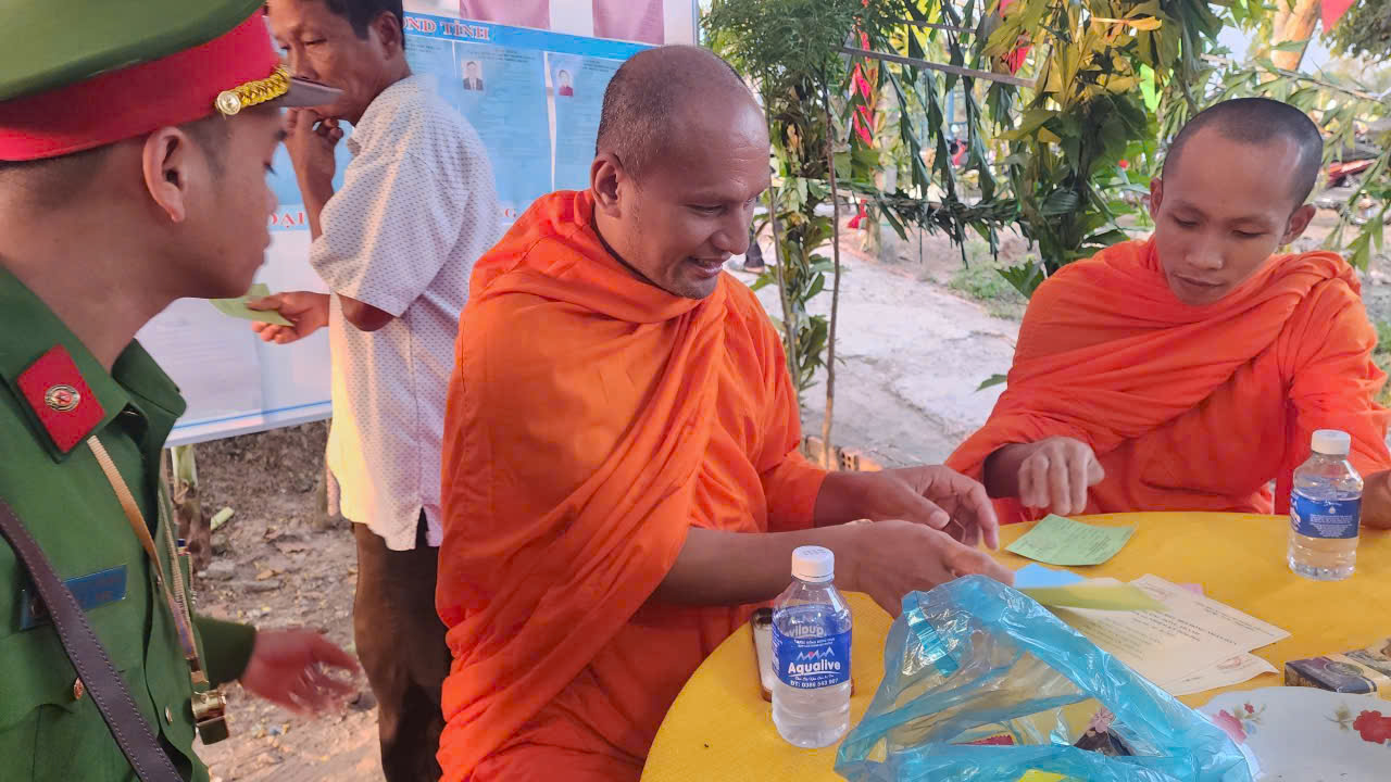 Cử tri TP Cần Thơ , Vĩnh Long nô nức đi bầu cử trong không khí phấn khởi - Ảnh 12.