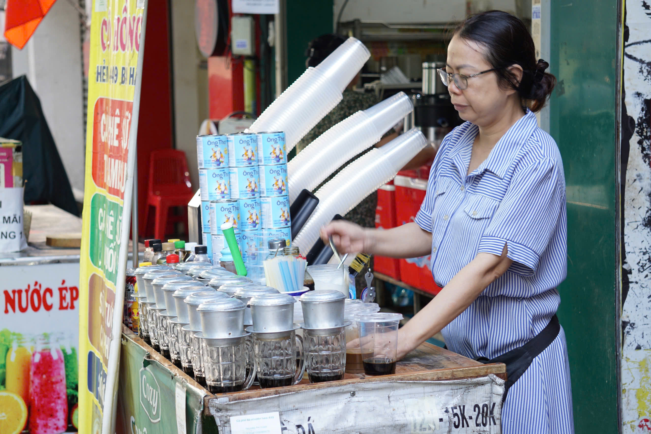 5 giờ sáng Sài Gòn đã thơm mùi cà phê phin - Ảnh 1.