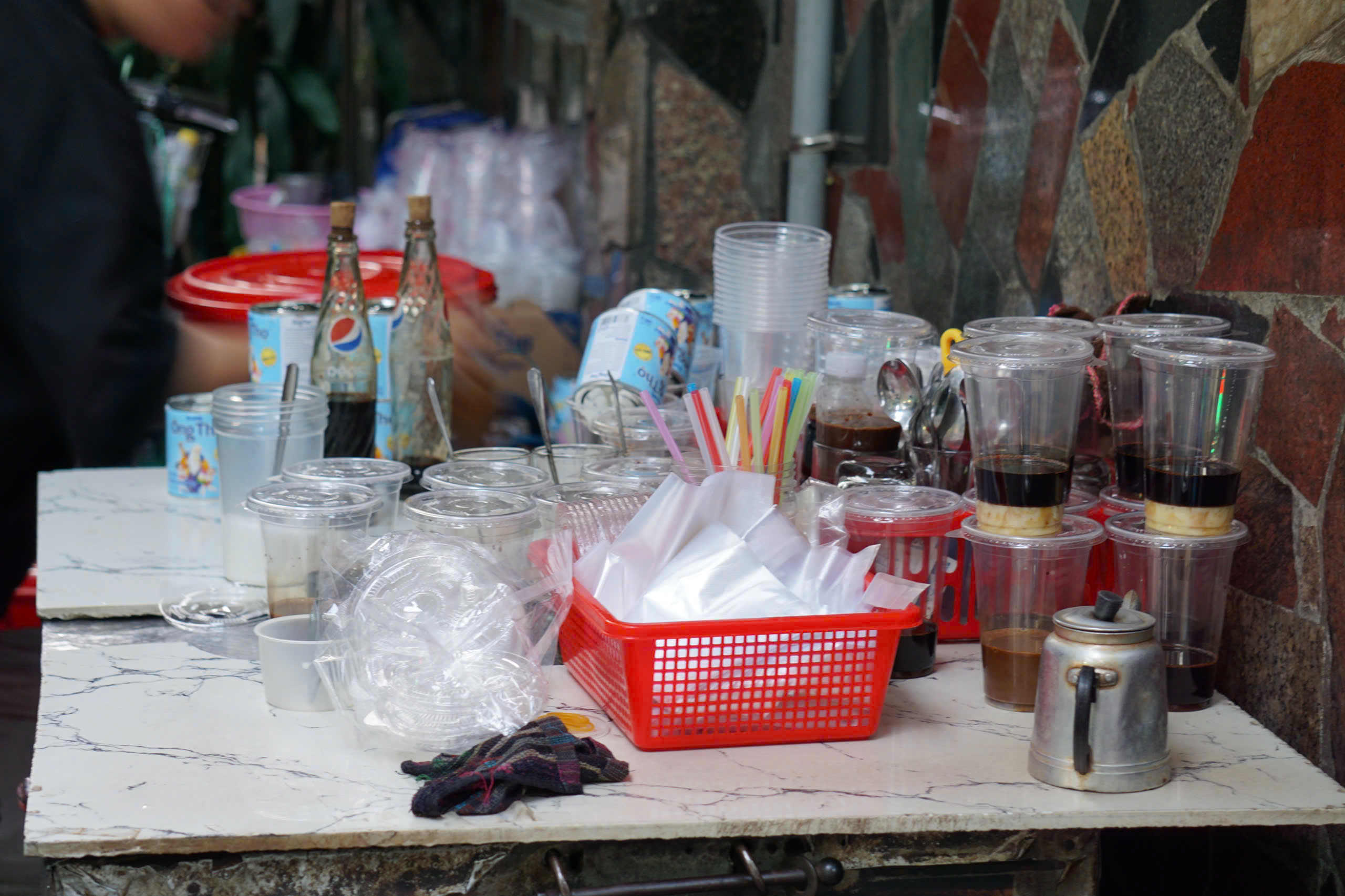 5 giờ sáng Sài Gòn đã thơm mùi cà phê phin - Ảnh 2.