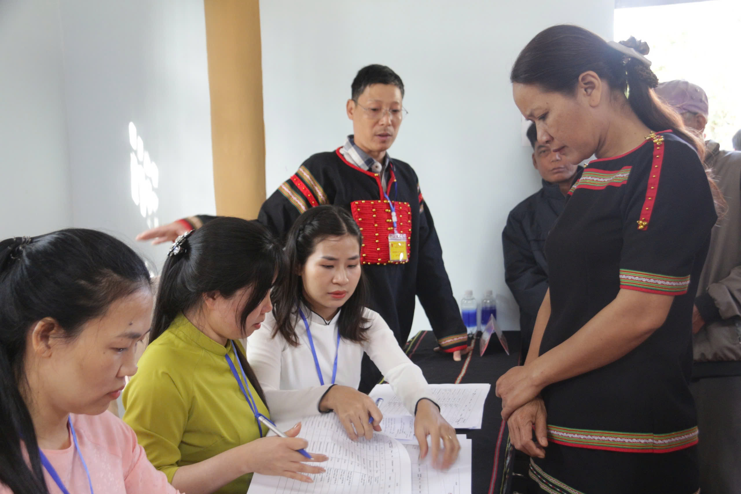 Đồng bào Tây Nguyên nô nức đi bầu cử - Ảnh 6.