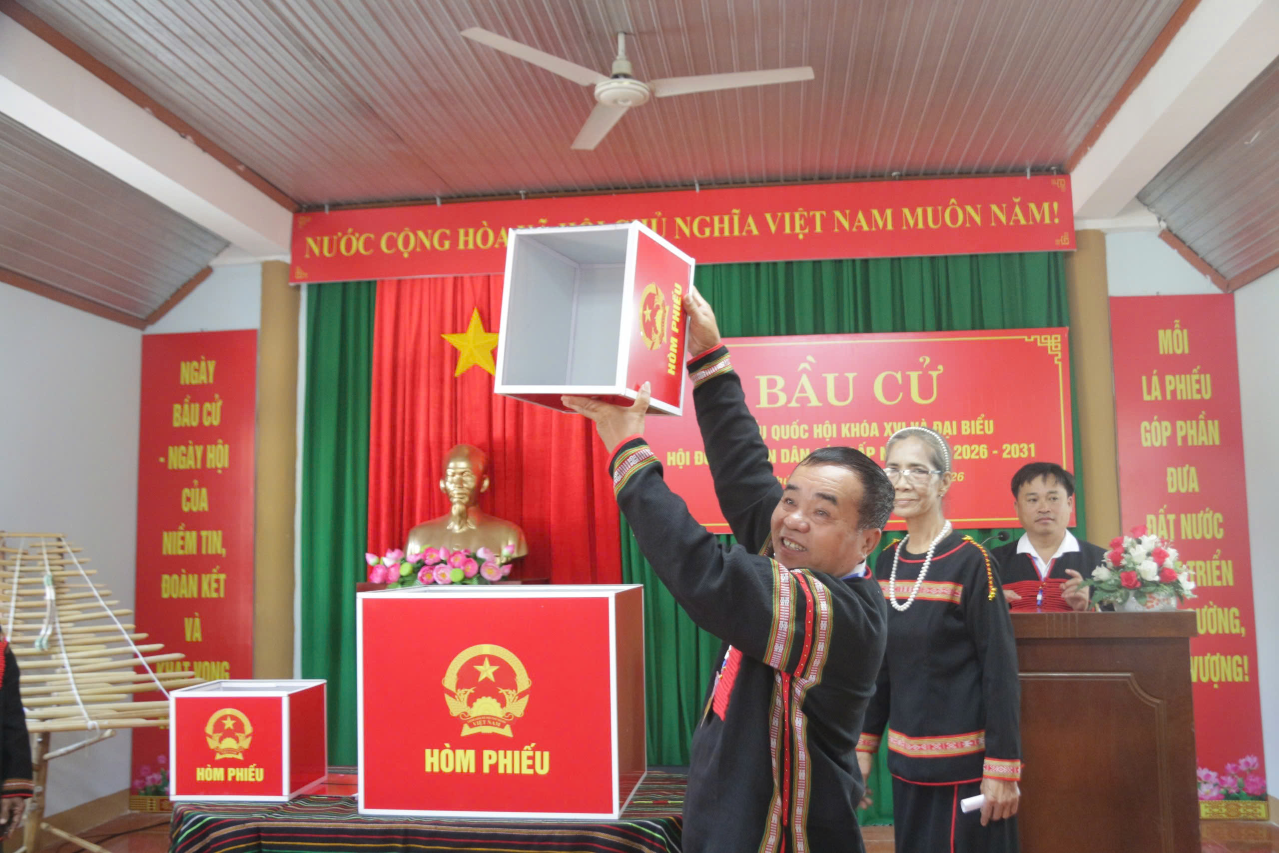 Đồng bào Tây Nguyên nô nức đi bầu cử - Ảnh 7.