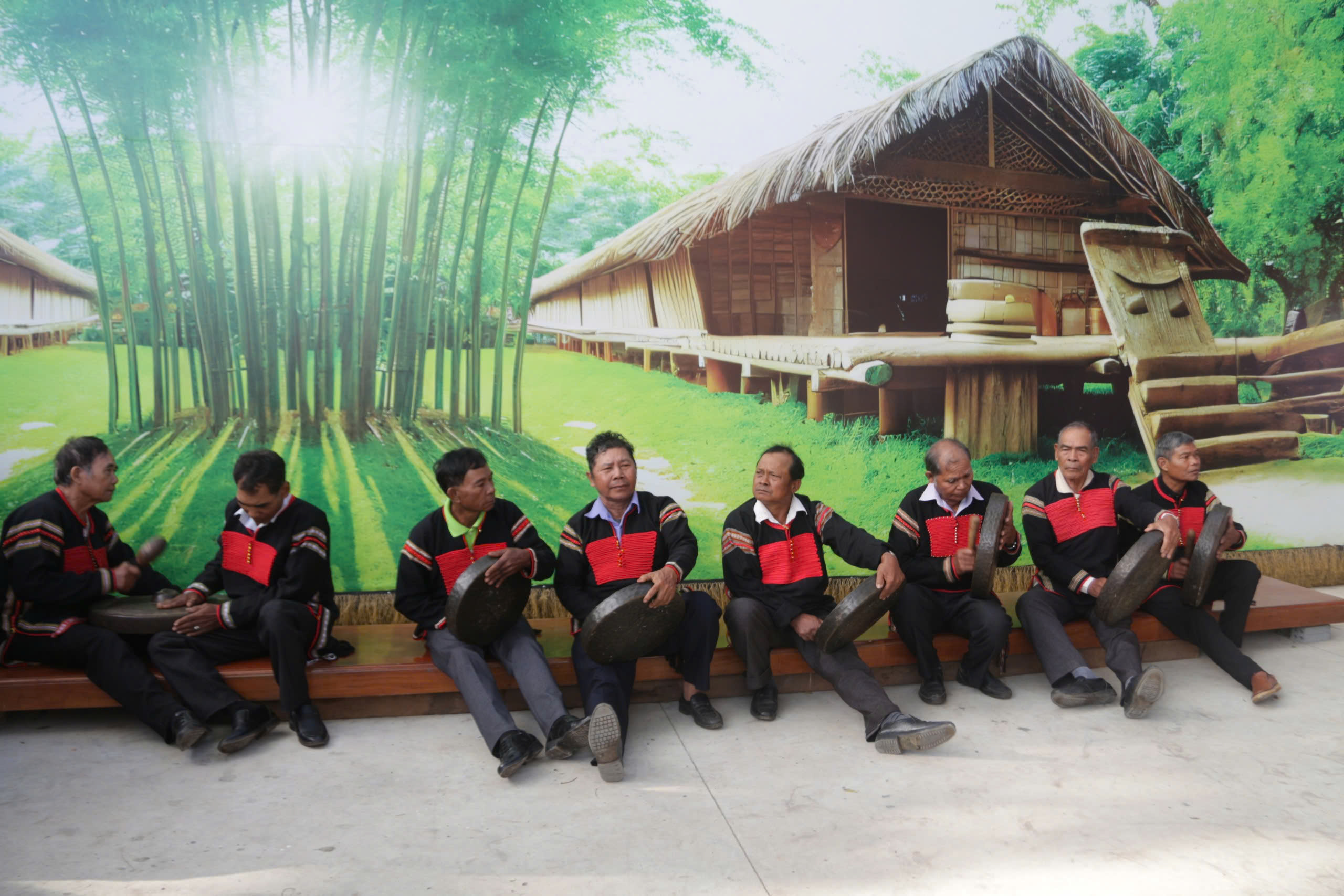 Đồng bào Tây Nguyên nô nức đi bầu cử - Ảnh 2.