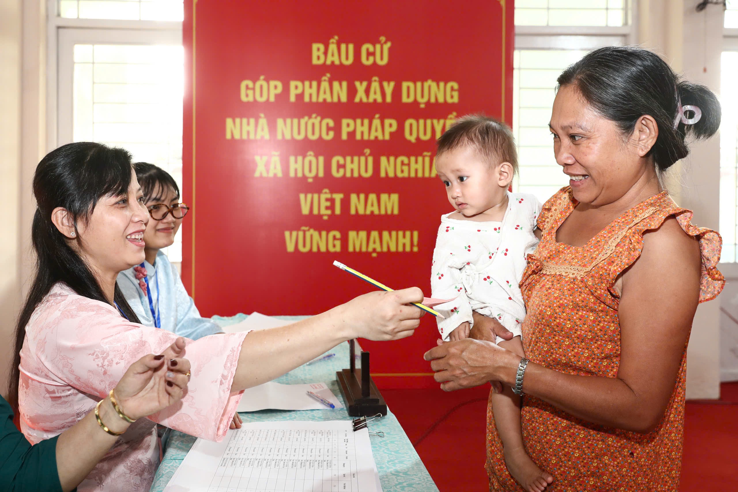 Chủ tịch Quốc hội, B&iacute; thư Th&agrave;nh ủy TPHCM bỏ phiếu bầu cử tại x&atilde; H&oacute;c M&ocirc;n - Ảnh 12.