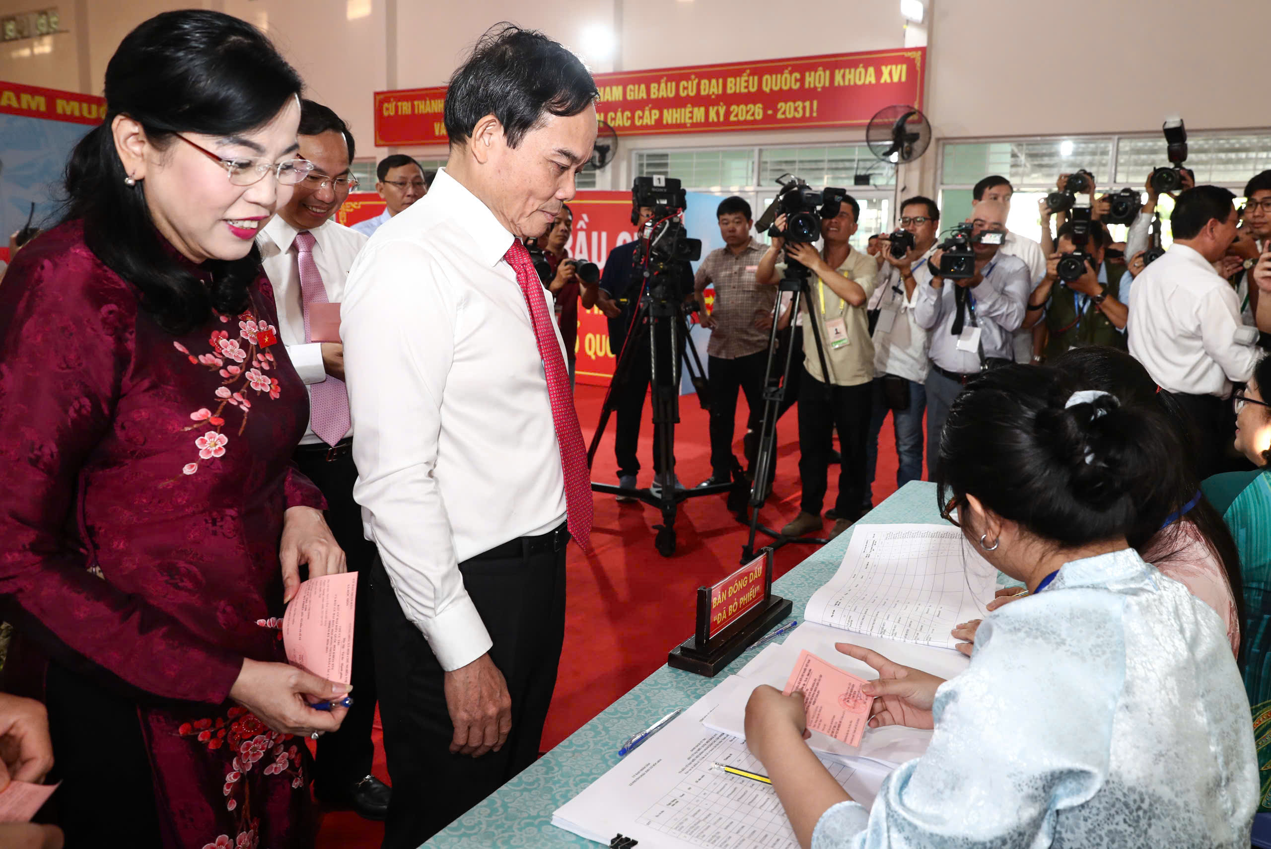 Chủ tịch Quốc hội, B&iacute; thư Th&agrave;nh ủy TPHCM bỏ phiếu bầu cử tại x&atilde; H&oacute;c M&ocirc;n - Ảnh 5.