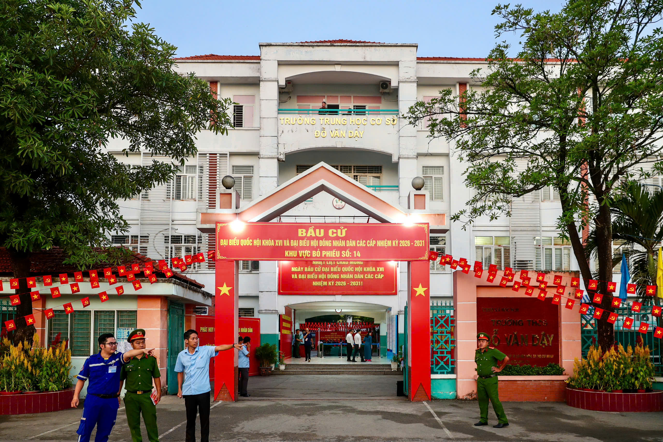 Chủ tịch Quốc hội, B&iacute; thư Th&agrave;nh ủy TPHCM bỏ phiếu bầu cử tại x&atilde; H&oacute;c M&ocirc;n - Ảnh 7.