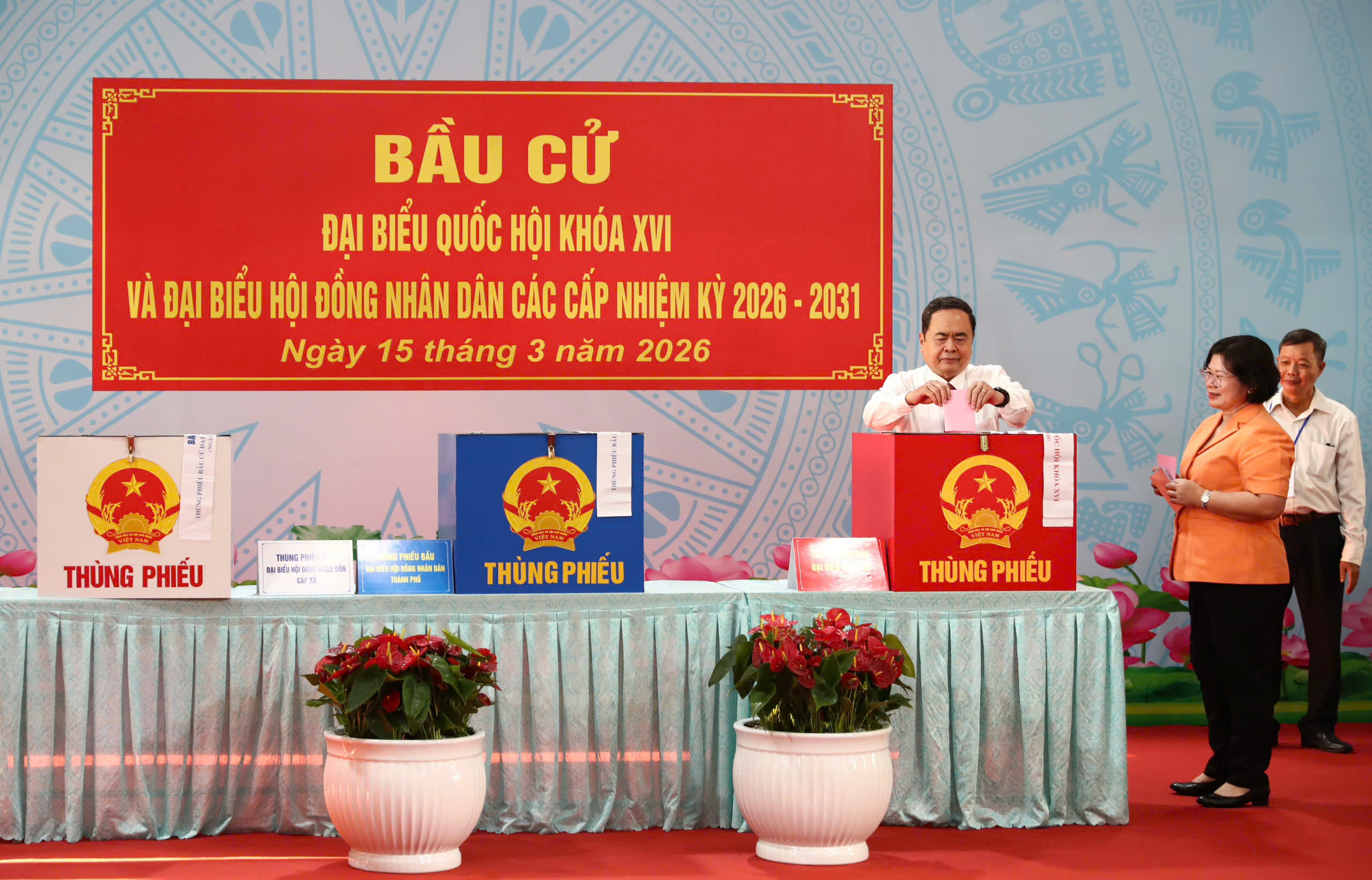 Chủ tịch Quốc hội, B&iacute; thư Th&agrave;nh ủy TPHCM bỏ phiếu bầu cử tại x&atilde; H&oacute;c M&ocirc;n - Ảnh 4.