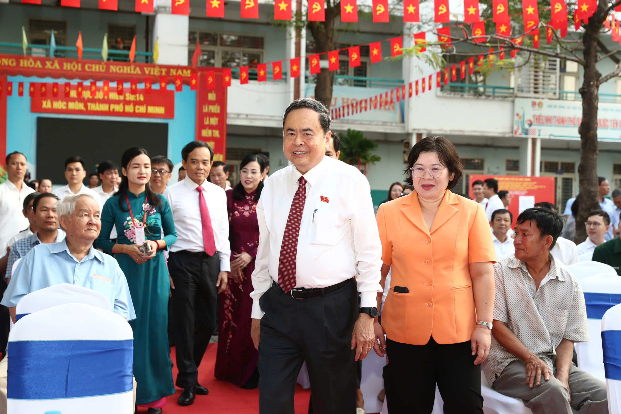 Chủ tịch Quốc hội, B&iacute; thư Th&agrave;nh ủy TPHCM bỏ phiếu bầu cử tại x&atilde; H&oacute;c M&ocirc;n - Ảnh 1.