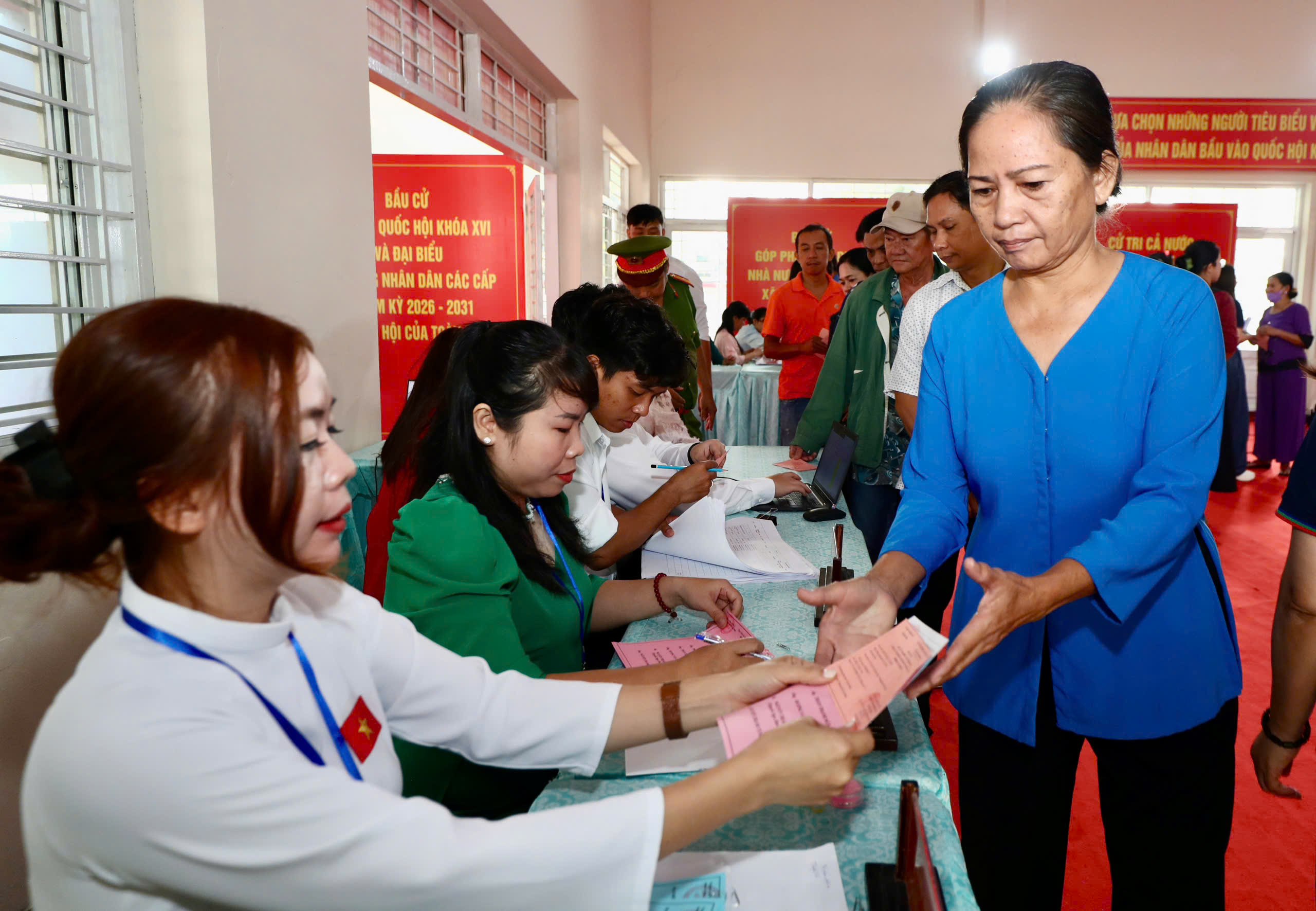 Chủ tịch Quốc hội, B&iacute; thư Th&agrave;nh ủy TPHCM bỏ phiếu bầu cử tại x&atilde; H&oacute;c M&ocirc;n - Ảnh 13.