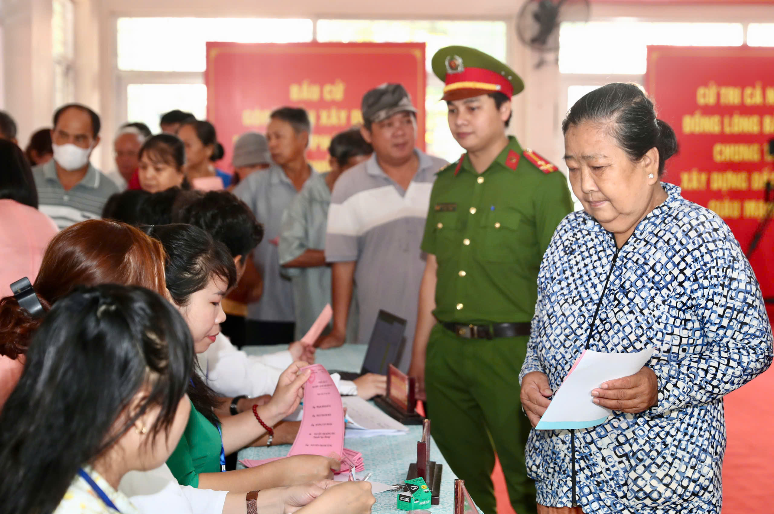 Chủ tịch Quốc hội, B&iacute; thư Th&agrave;nh ủy TPHCM bỏ phiếu bầu cử tại x&atilde; H&oacute;c M&ocirc;n - Ảnh 17.