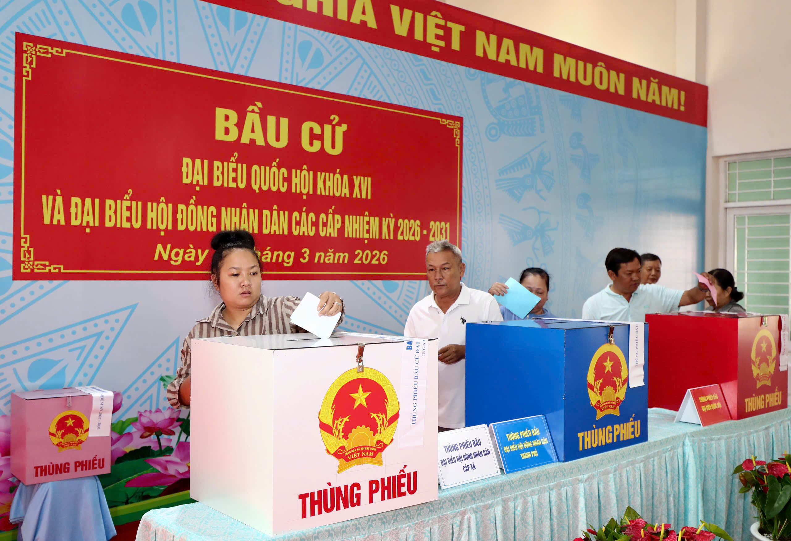 Chủ tịch Quốc hội, B&iacute; thư Th&agrave;nh ủy TPHCM bỏ phiếu bầu cử tại x&atilde; H&oacute;c M&ocirc;n - Ảnh 14.