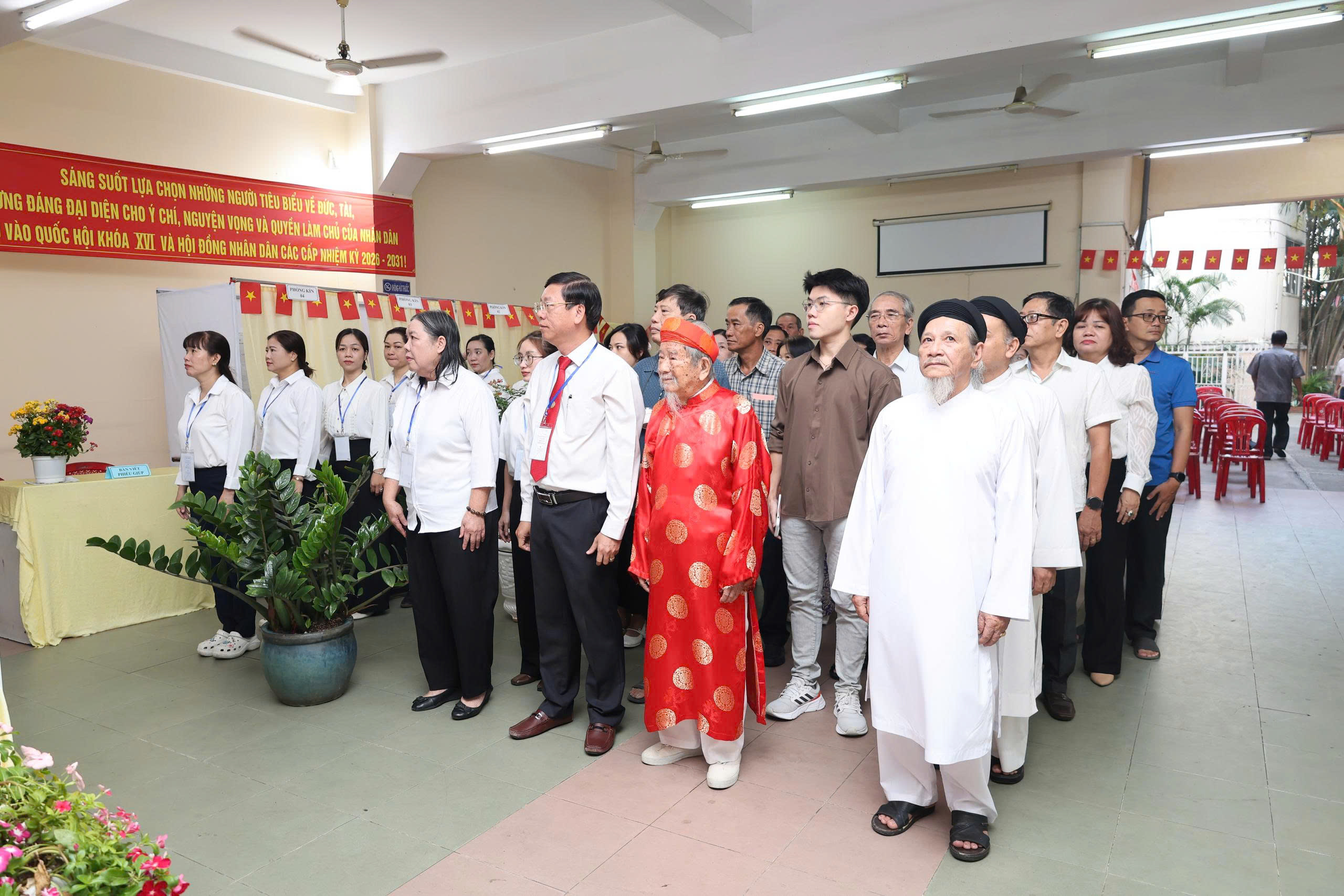 Nhà nghiêu cứu Nguyễn Đình Tư 106 tuổi trong áo dài đỏ đi bầu cử - Ảnh 4.