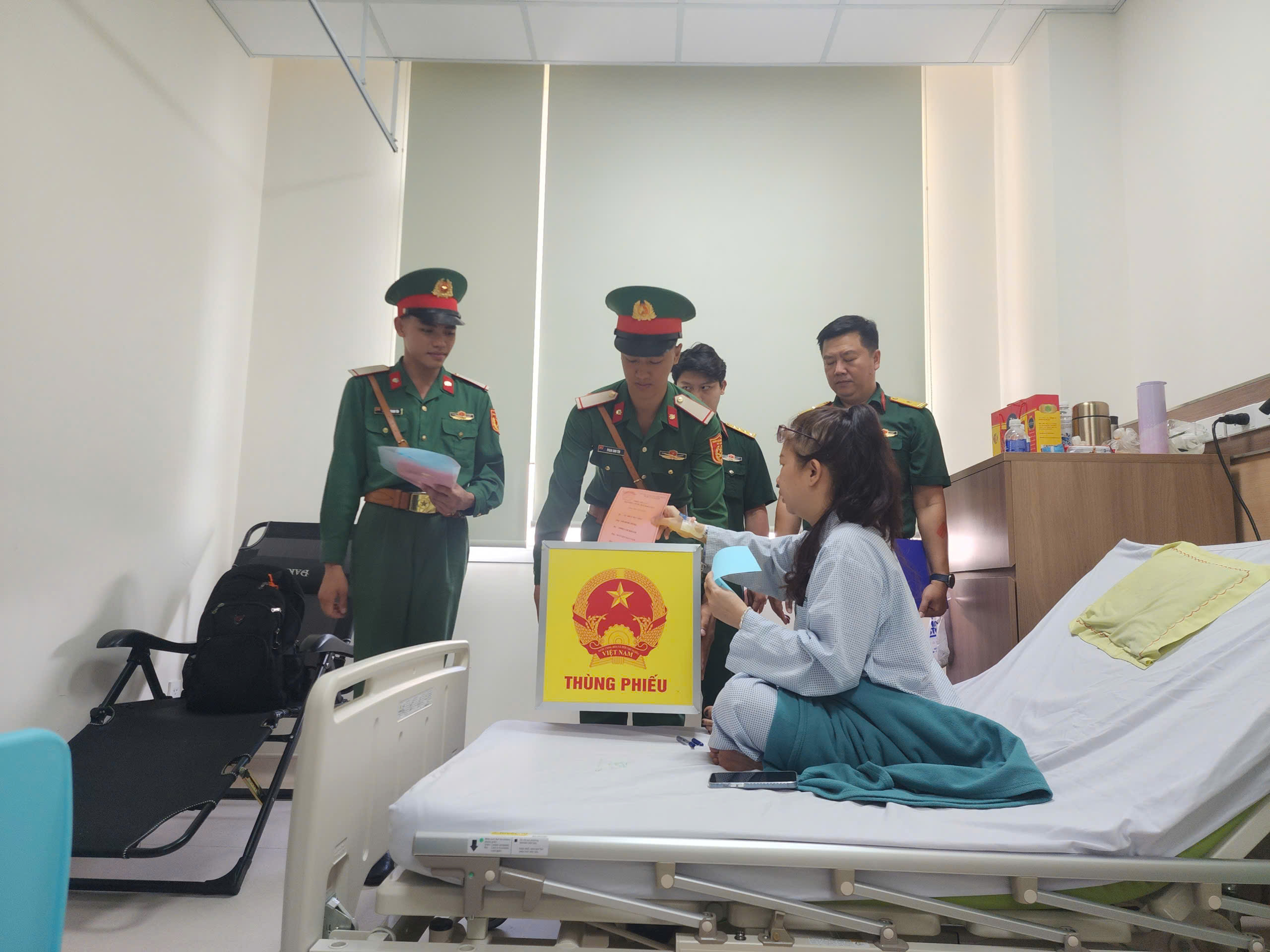 Mang thùng phiếu đến giường bệnh - Ảnh 13.