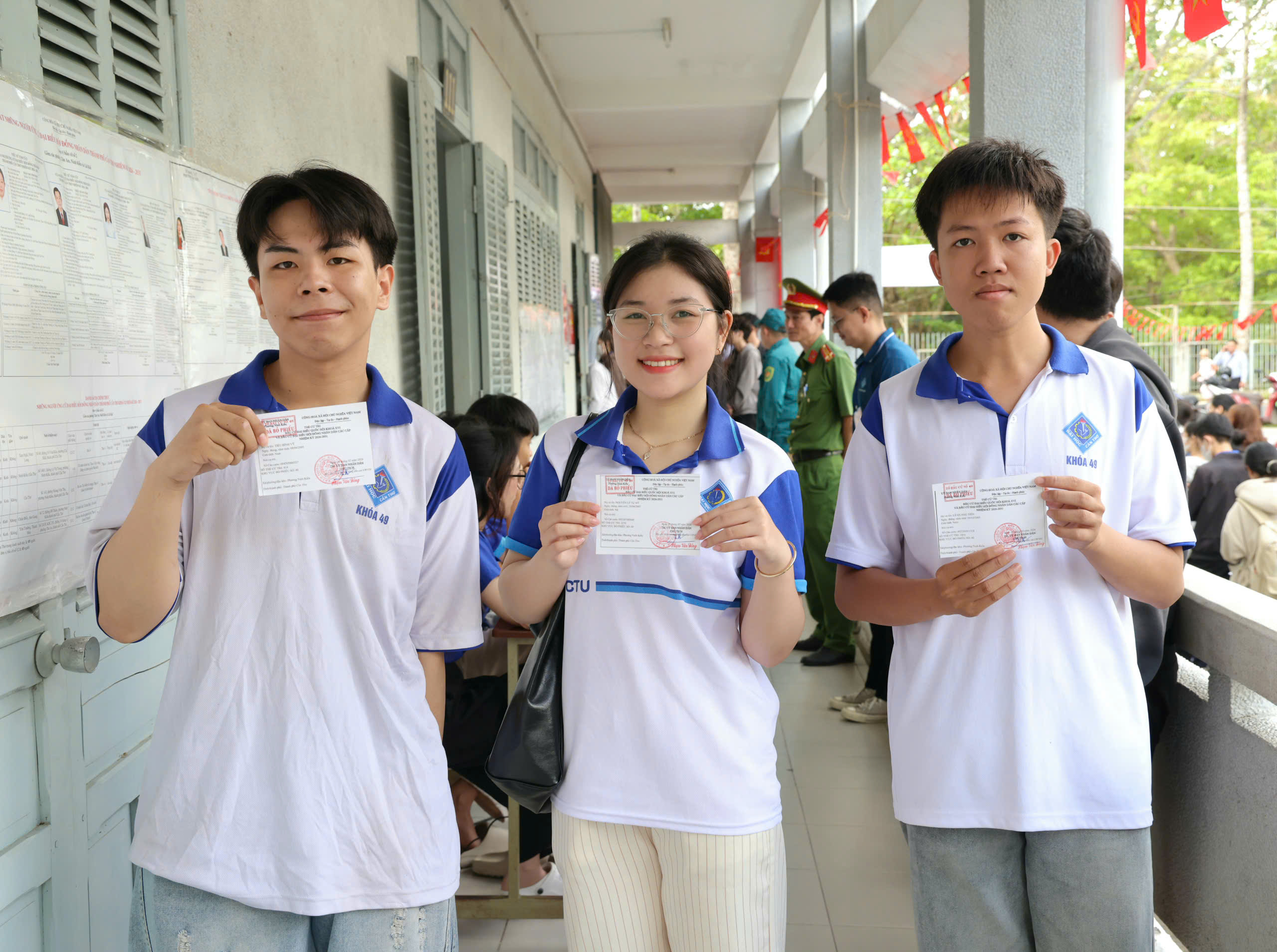 CLIP: Rộn ràng ngày bầu cử tại Cần Thơ, Vĩnh Long, An Giang, Tây Ninh - Ảnh 3.