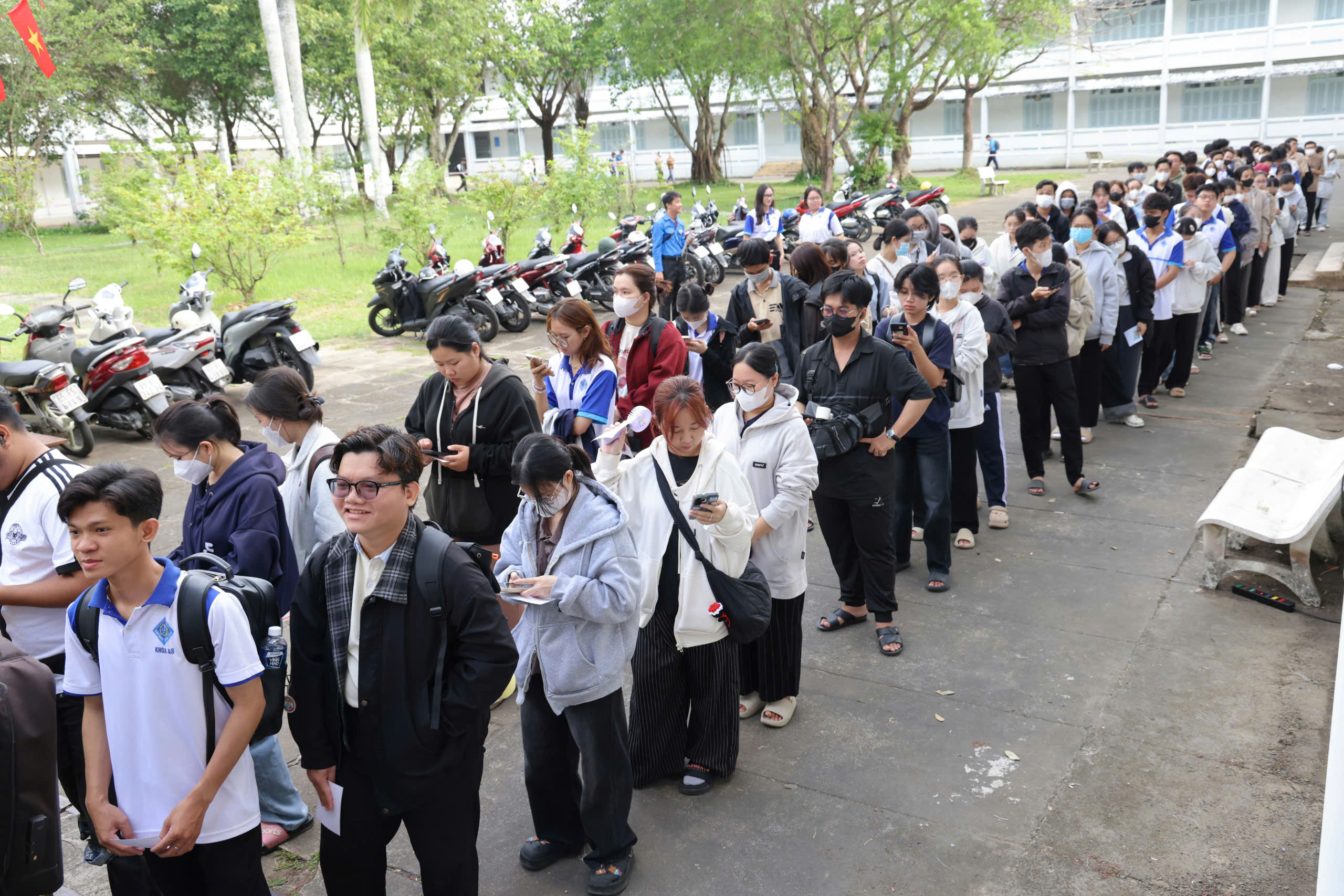 CLIP: Rộn ràng ngày bầu cử tại Cần Thơ, Vĩnh Long, An Giang, Tây Ninh - Ảnh 4.