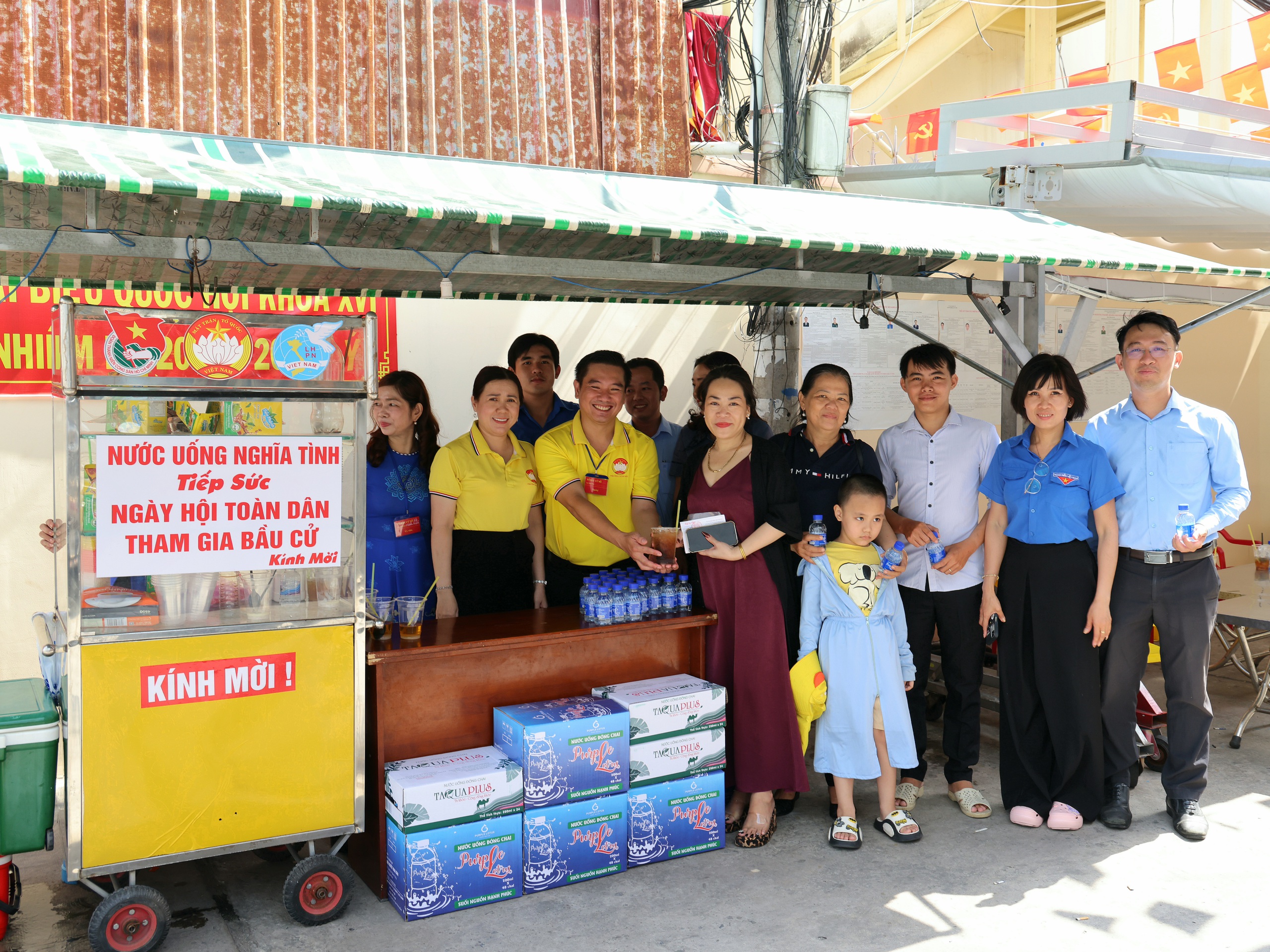 CLIP: Rộn ràng ngày bầu cử tại Cần Thơ, Vĩnh Long, An Giang, Tây Ninh - Ảnh 2.