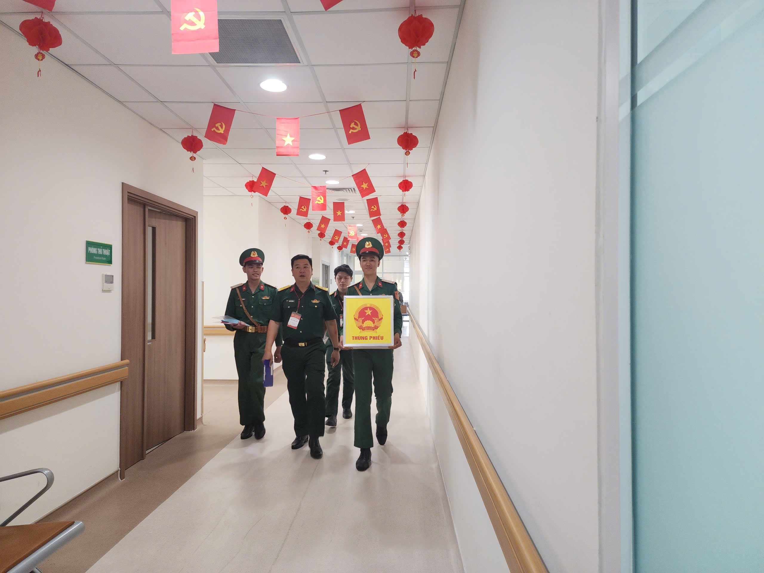 Mang thùng phiếu đến giường bệnh - Ảnh 9.