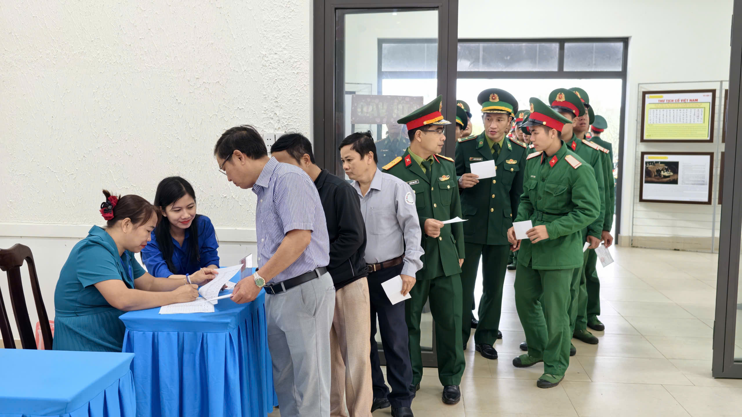 Quảng Trị: Nhiều nơi tỉ lệ cử tri đi bầu cử đạt 100% - Ảnh 2. Quảng Trị: Nhiều nơi tỉ lệ cử tri đi bầu cử đạt 100% - Ảnh 2.