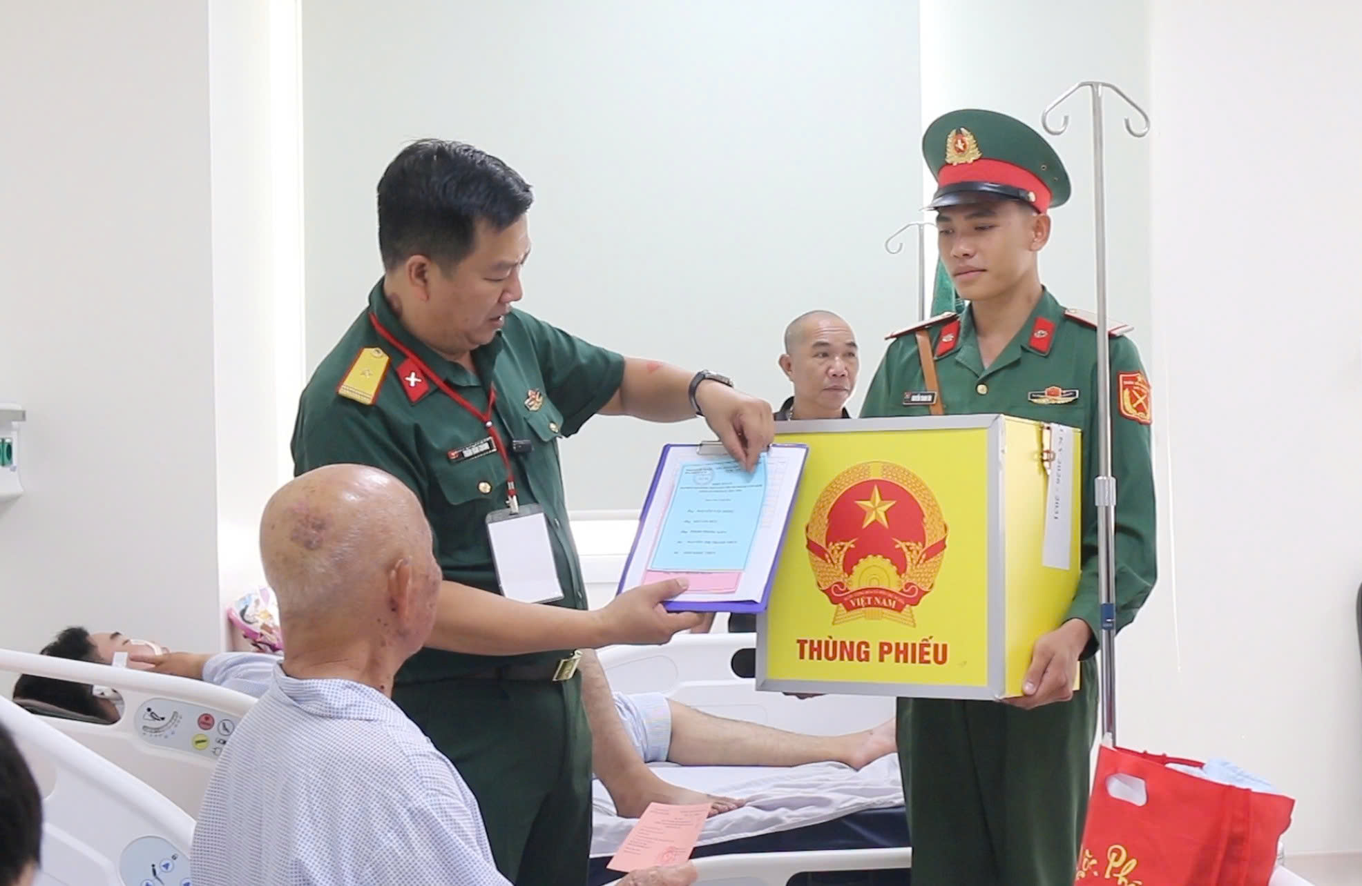 Mang thùng phiếu đến giường bệnh - Ảnh 10.