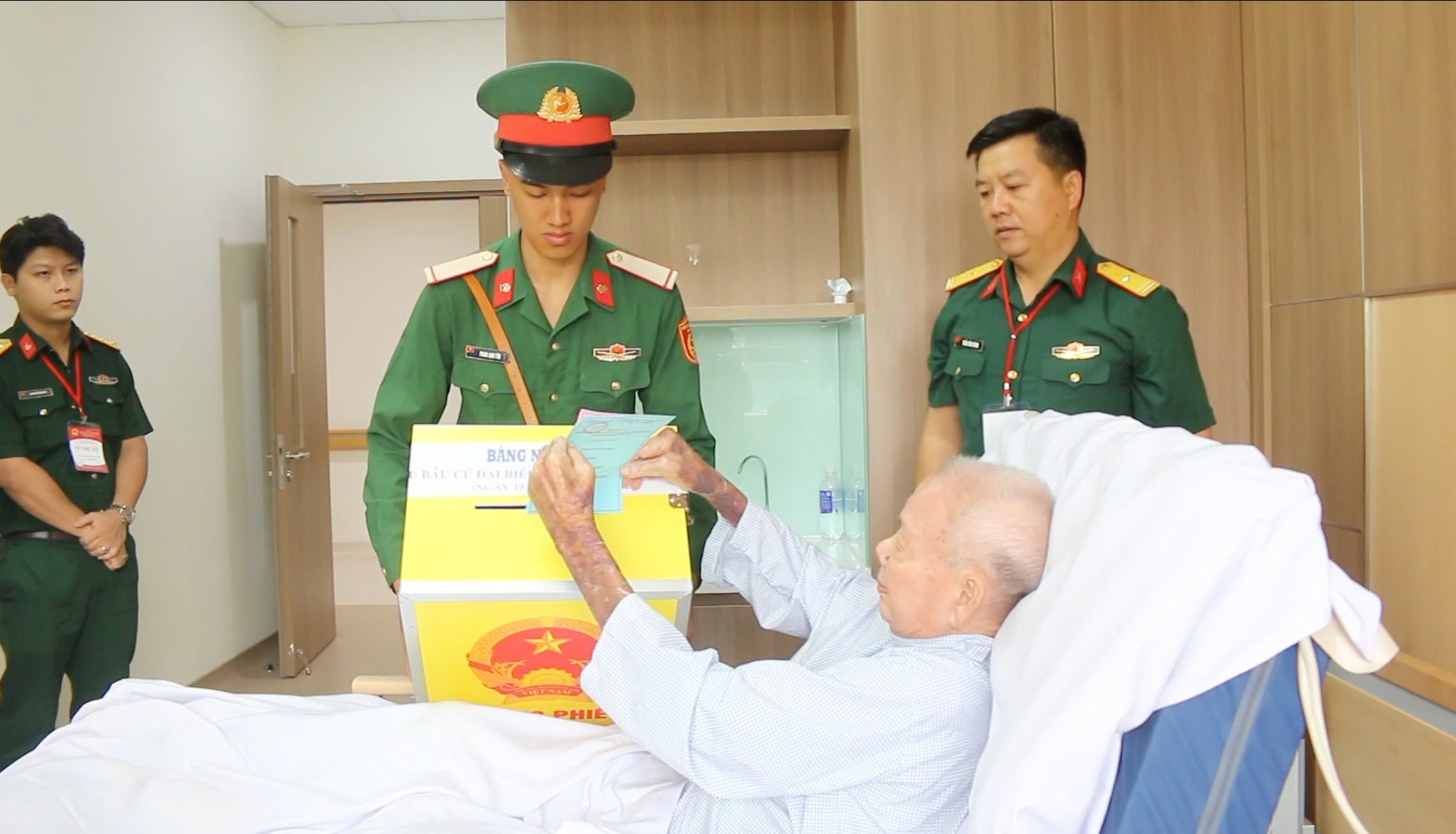 Mang thùng phiếu đến giường bệnh - Ảnh 11.