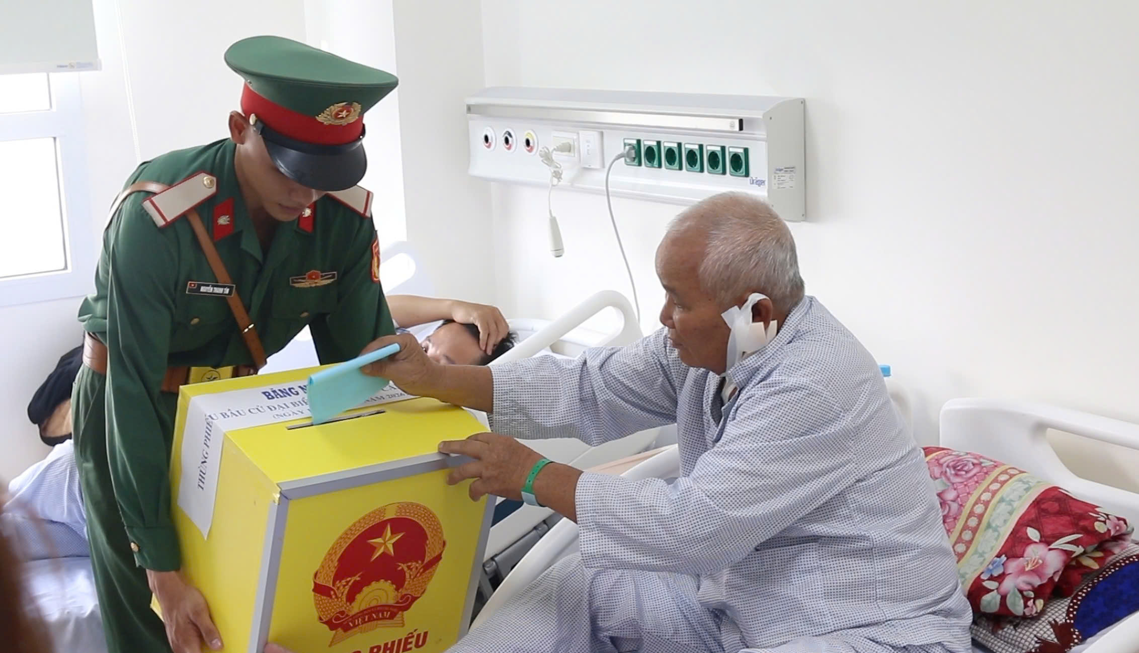 Mang thùng phiếu đến giường bệnh  - Ảnh 14.