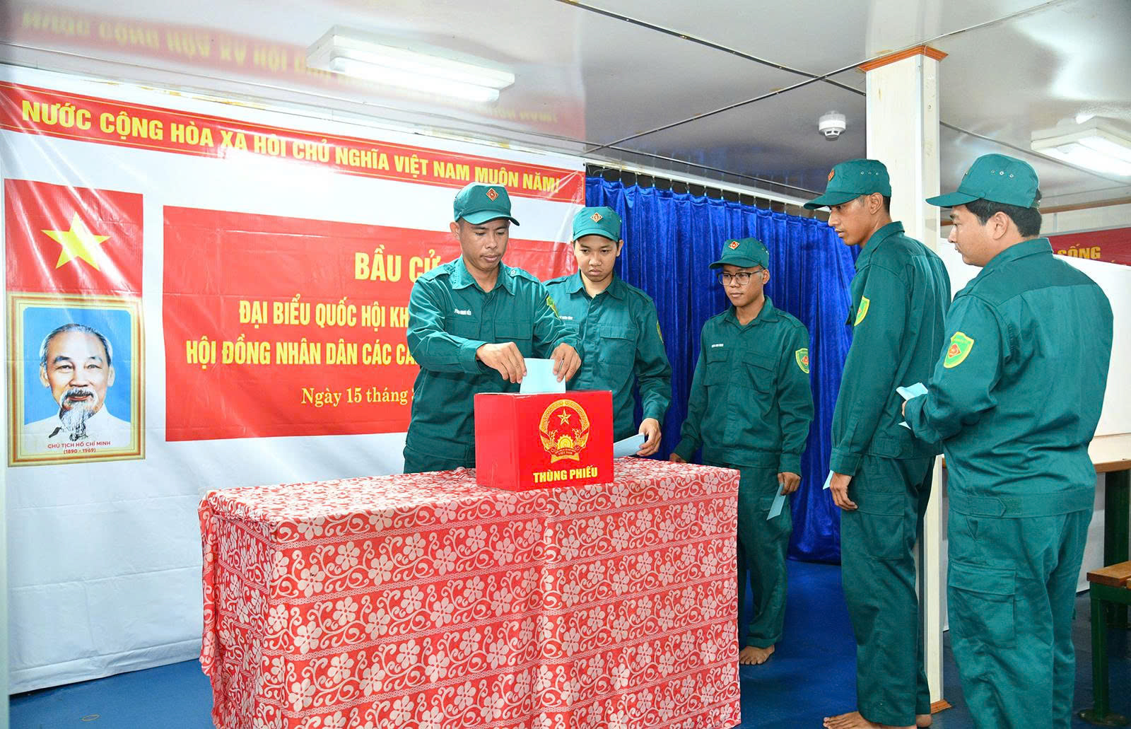 CLIP: Rộn ràng ngày bầu cử tại Cần Thơ, Vĩnh Long, An Giang, Tây Ninh - Ảnh 28.