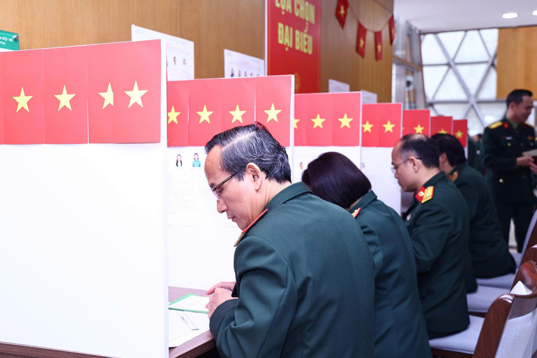 Nguyên Phó chủ tịch nước Nguyễn Thị bình bầu cử đại biểu Quốc hội 2026 tại Hà Nội - Ảnh 5. Nguyên Phó chủ tịch nước Nguyễn Thị bình bầu cử đại biểu Quốc hội 2026 tại Hà Nội - Ảnh 5.