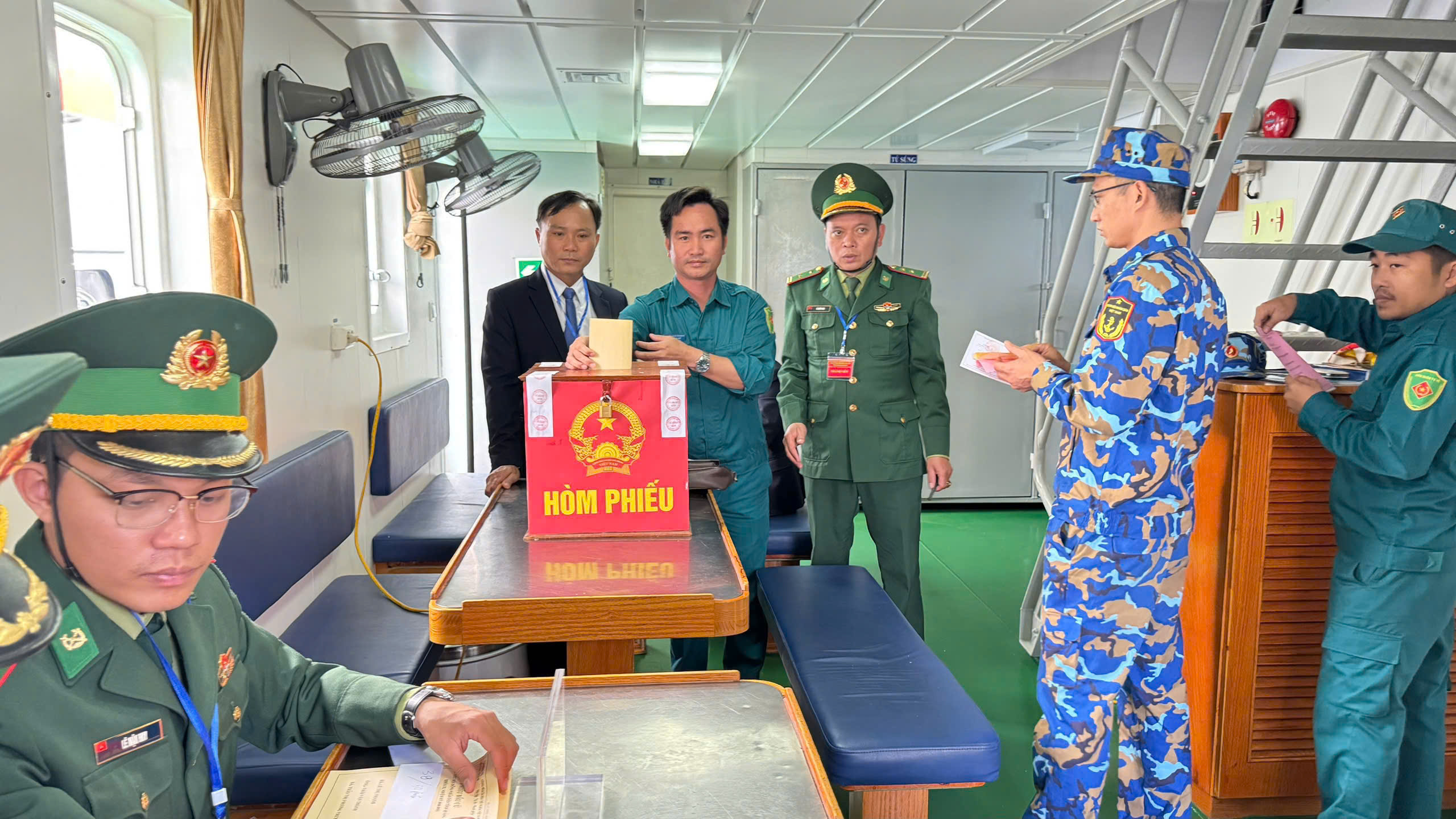 Cử tri vãng lai bầu cử trên biển: Hòm phiếu Vượt sóng lớn tại Cồn Cỏ 2026 - Ảnh 2. Cử tri vãng lai bầu cử trên biển: Hòm phiếu Vượt sóng lớn tại Cồn Cỏ 2026 - Ảnh 2.