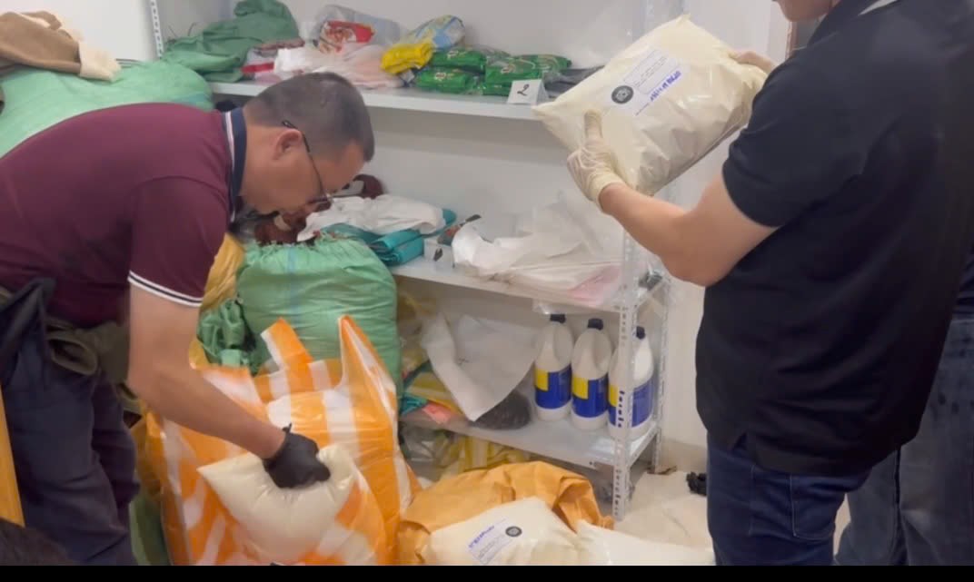 Thủ đoạn tinh vi của cặp vợ chồng 9X núp bóng kinh doanh quần áo ở Đà Nẵng - Ảnh 2.