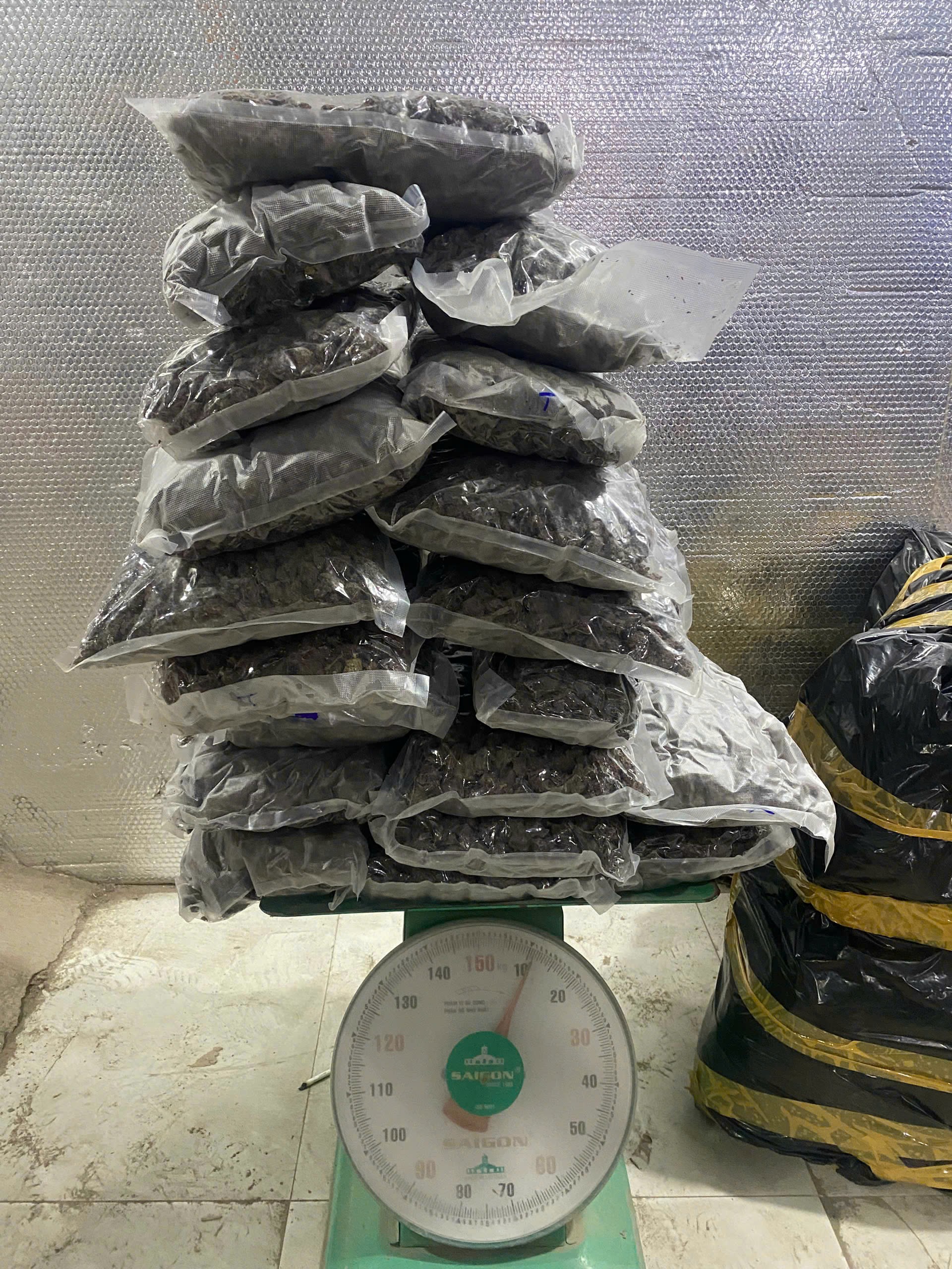 Thủ đoạn tinh vi của cặp vợ chồng 9X núp bóng kinh doanh quần áo ở Đà Nẵng - Ảnh 3.