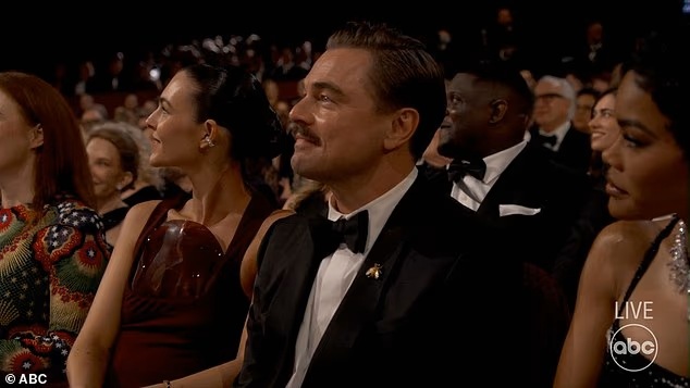 Leonardo DiCaprio h&agrave;i hước, đ&aacute;ng y&ecirc;u b&ecirc;n người mẫu trẻ - Ảnh 2.