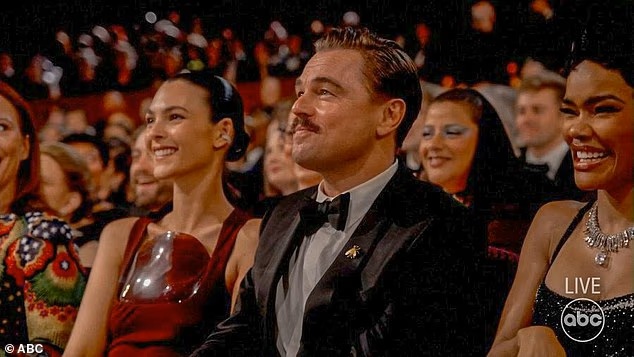 Leonardo DiCaprio h&agrave;i hước, đ&aacute;ng y&ecirc;u b&ecirc;n người mẫu trẻ - Ảnh 1.