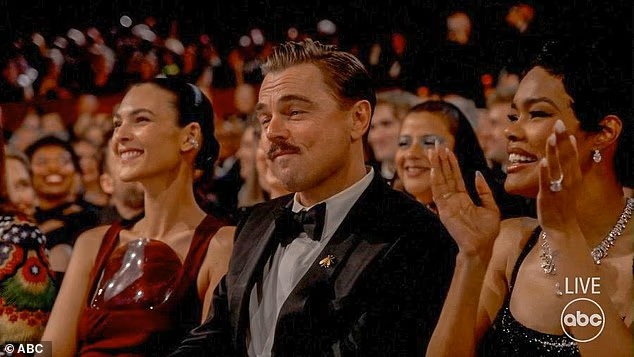 Leonardo DiCaprio h&agrave;i hước, đ&aacute;ng y&ecirc;u b&ecirc;n người mẫu trẻ - Ảnh 4.