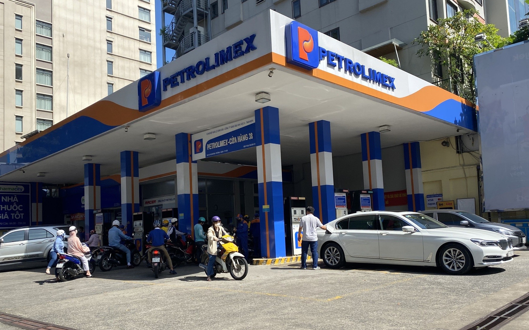 Thủ tướng chỉ đạo giảm thuế , phí để bình ổn giá xăng dầu năm 2026 - Ảnh 2. Thủ tướng chỉ đạo giảm thuế , phí để bình ổn giá xăng dầu năm 2026 - Ảnh 2.