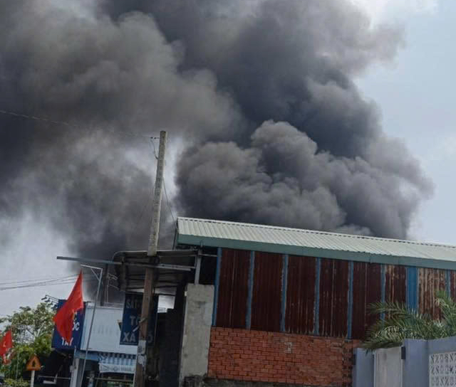 Cháy xưởng sản xuất phao ở TPHCM: Nguyên nhân và thiệt hại năm 2026 - Ảnh 2. Cháy xưởng sản xuất phao ở TPHCM: Nguyên nhân và thiệt hại năm 2026 - Ảnh 2.